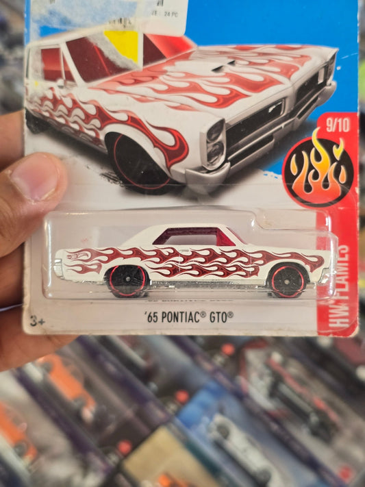 Hot Wheels 1965 Pontiac GTO Flames (2016 Card) - Kinder Logs