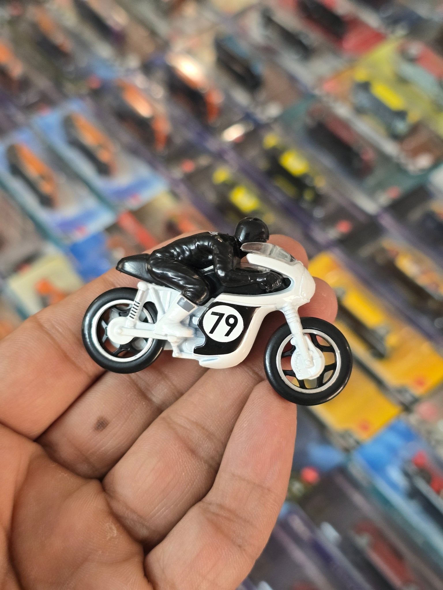 Hot Wheels 1966 Triumph Tiger 100 - White (Uncarded) - Kinder Logs