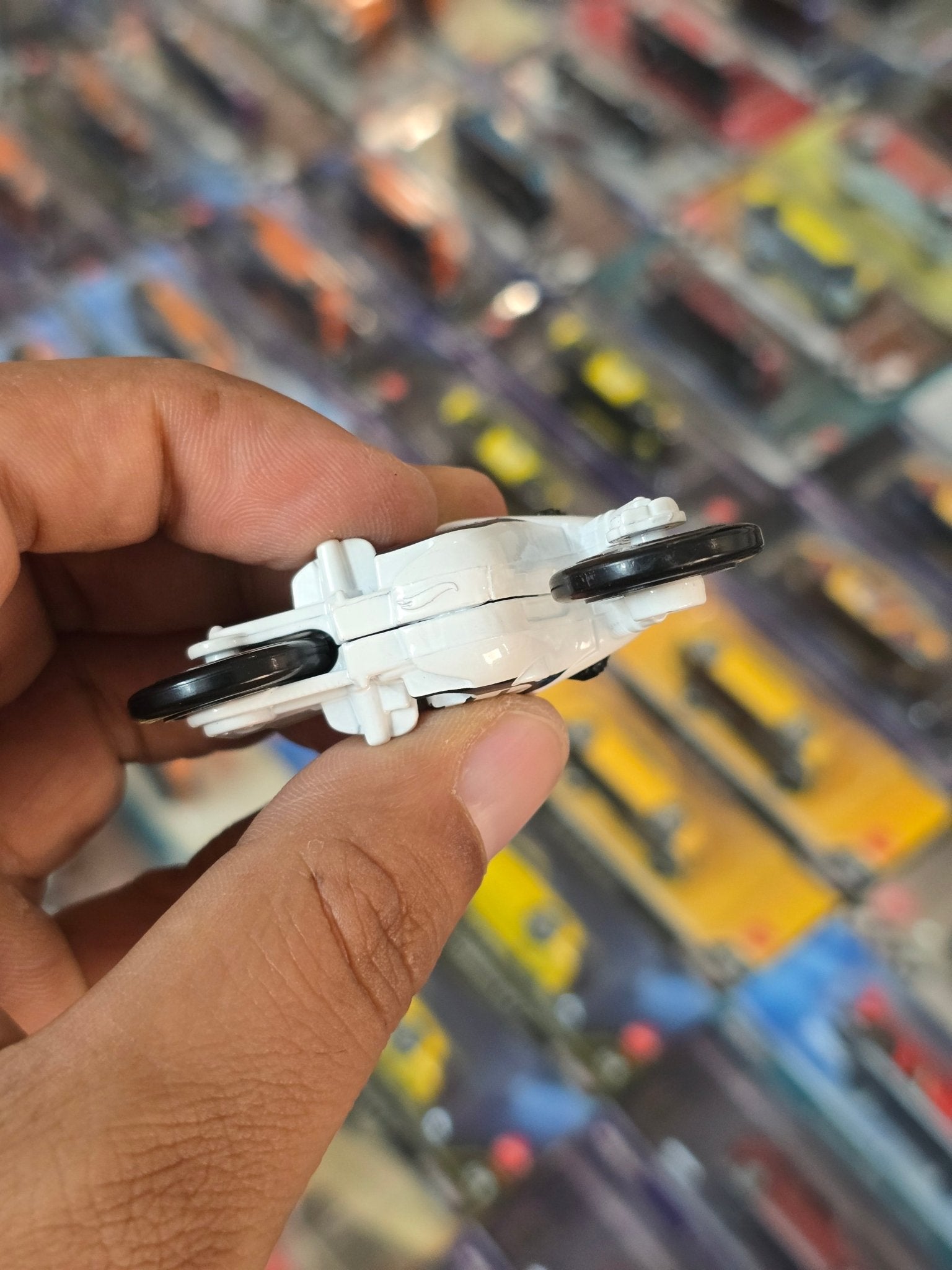 Hot Wheels 1966 Triumph Tiger 100 - White (Uncarded) - Kinder Logs