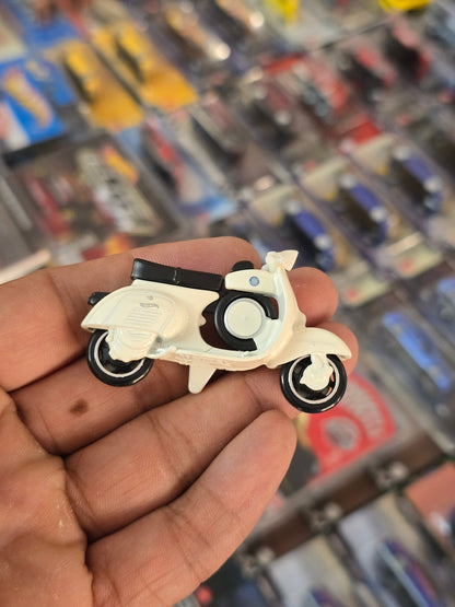 Hot Wheels 1966 Vespa 90 SS Scooter - White (Uncarded) - Kinder Logs