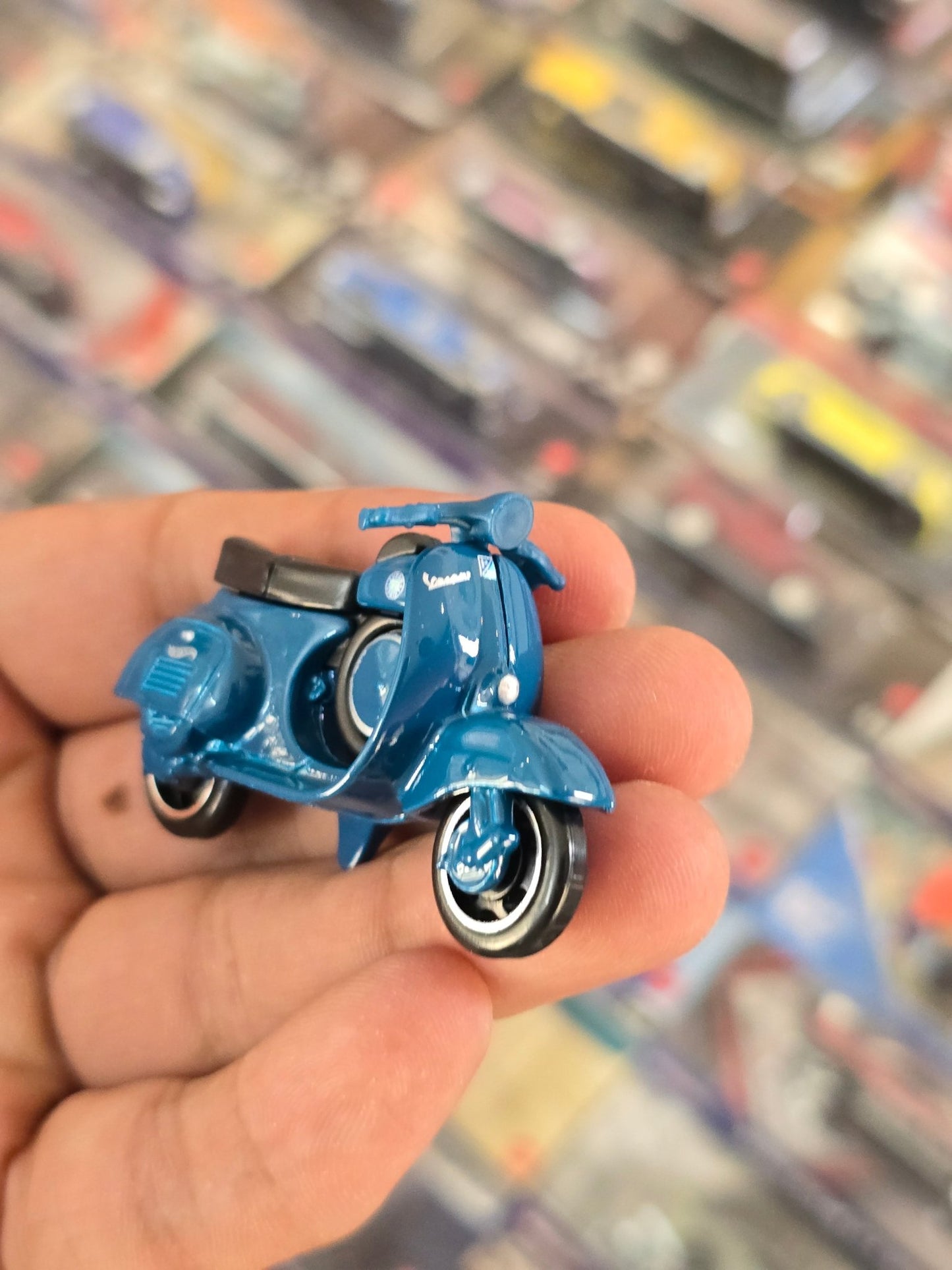 Hot Wheels 1966 Vespa 90 SS Super Sprint Scooter (Uncarded) - Kinder Logs