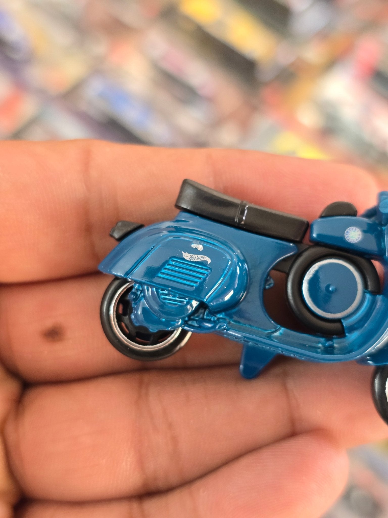 Hot Wheels 1966 Vespa 90 SS Super Sprint Scooter (Uncarded) - Kinder Logs