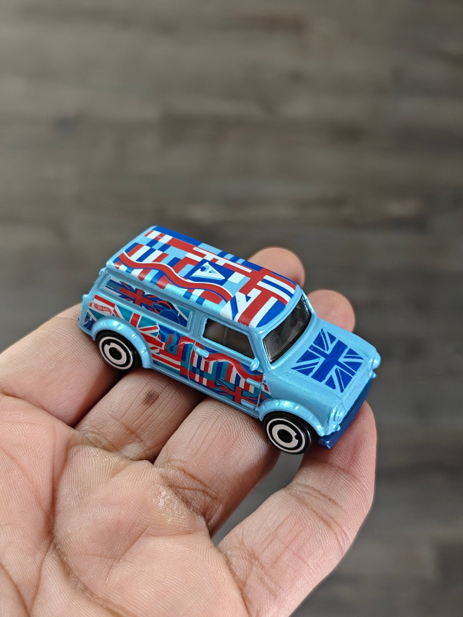 Hot Wheels 1967 Austin Mini Van - Blue (Uncarded - New) - Kinder Logs