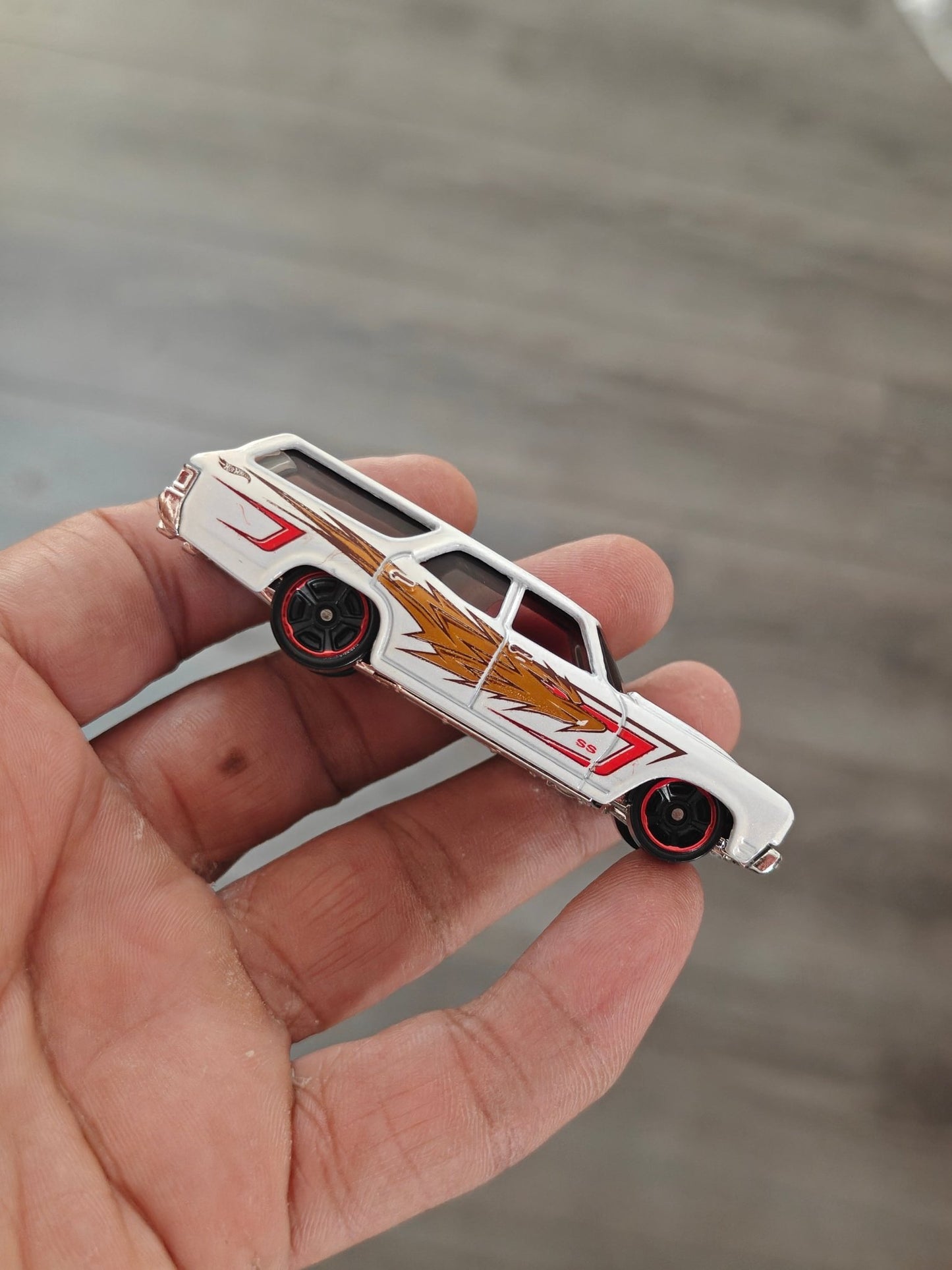 Hot Wheels 1970 Chevelle SS Wagon - White (Uncarded - New) - Kinder Logs