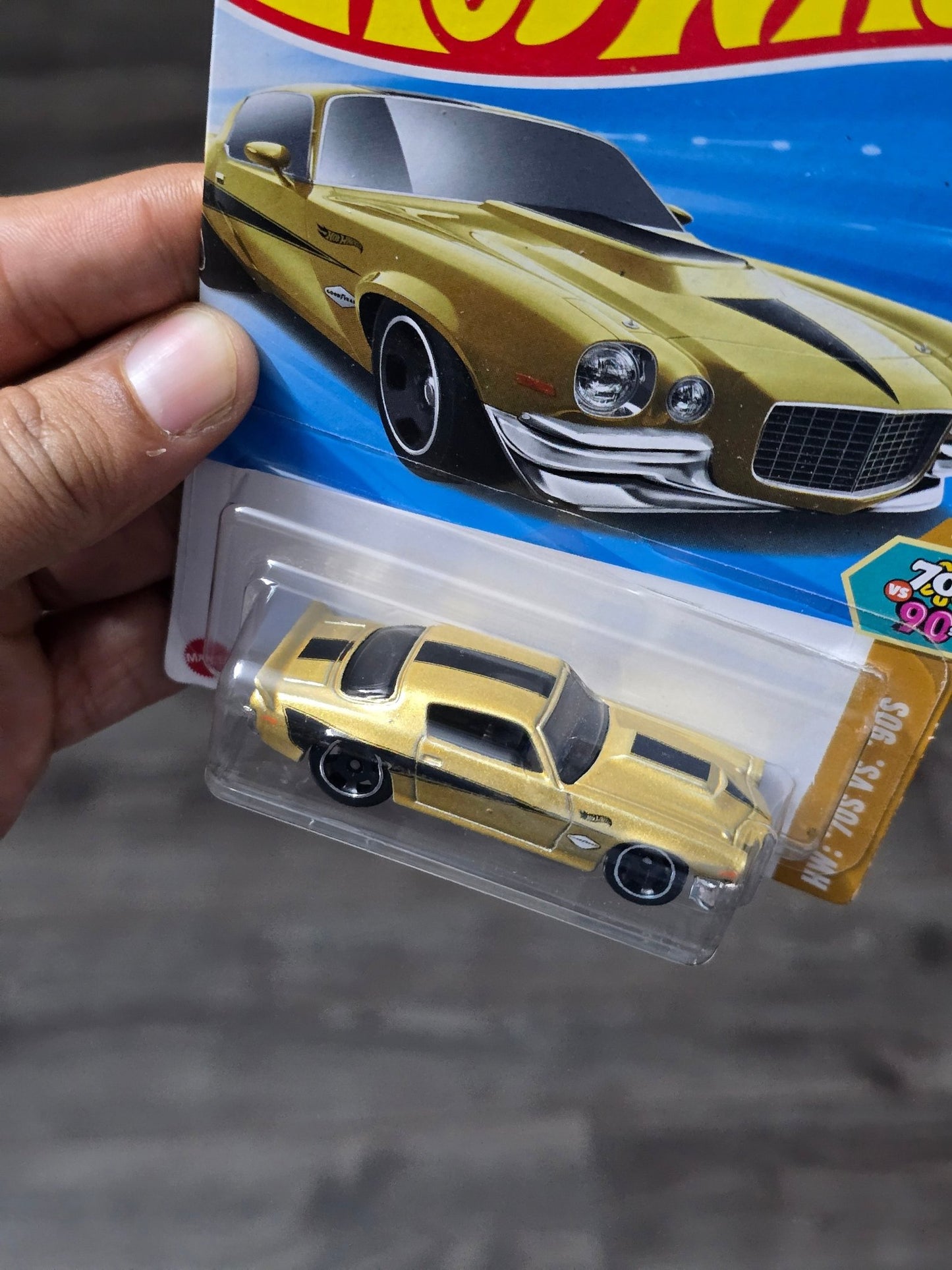 Hot Wheels 1970 Chevy Camaro RS - Gold (Imported) - Kinder Logs