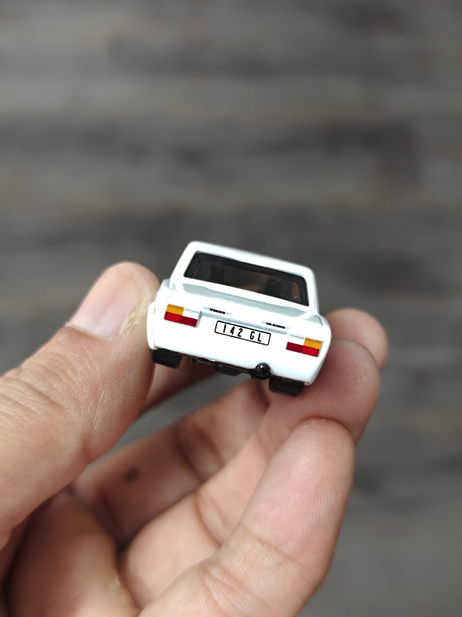 Hot Wheels 1973 Volvo 142 GL - White (Uncarded - New) - Kinder Logs