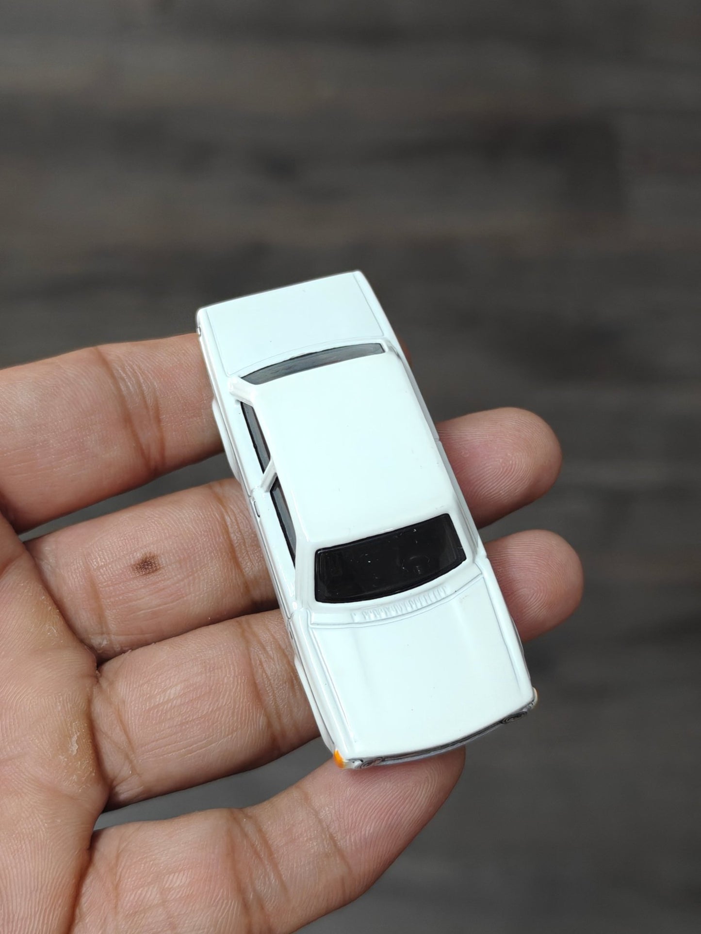 Hot Wheels 1973 Volvo 142 GL - White (Uncarded - New) - Kinder Logs