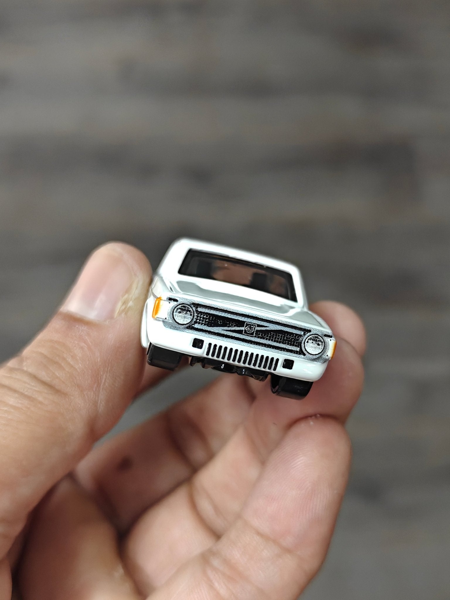 Hot Wheels 1973 Volvo 142 GL - White (Uncarded - New) - Kinder Logs