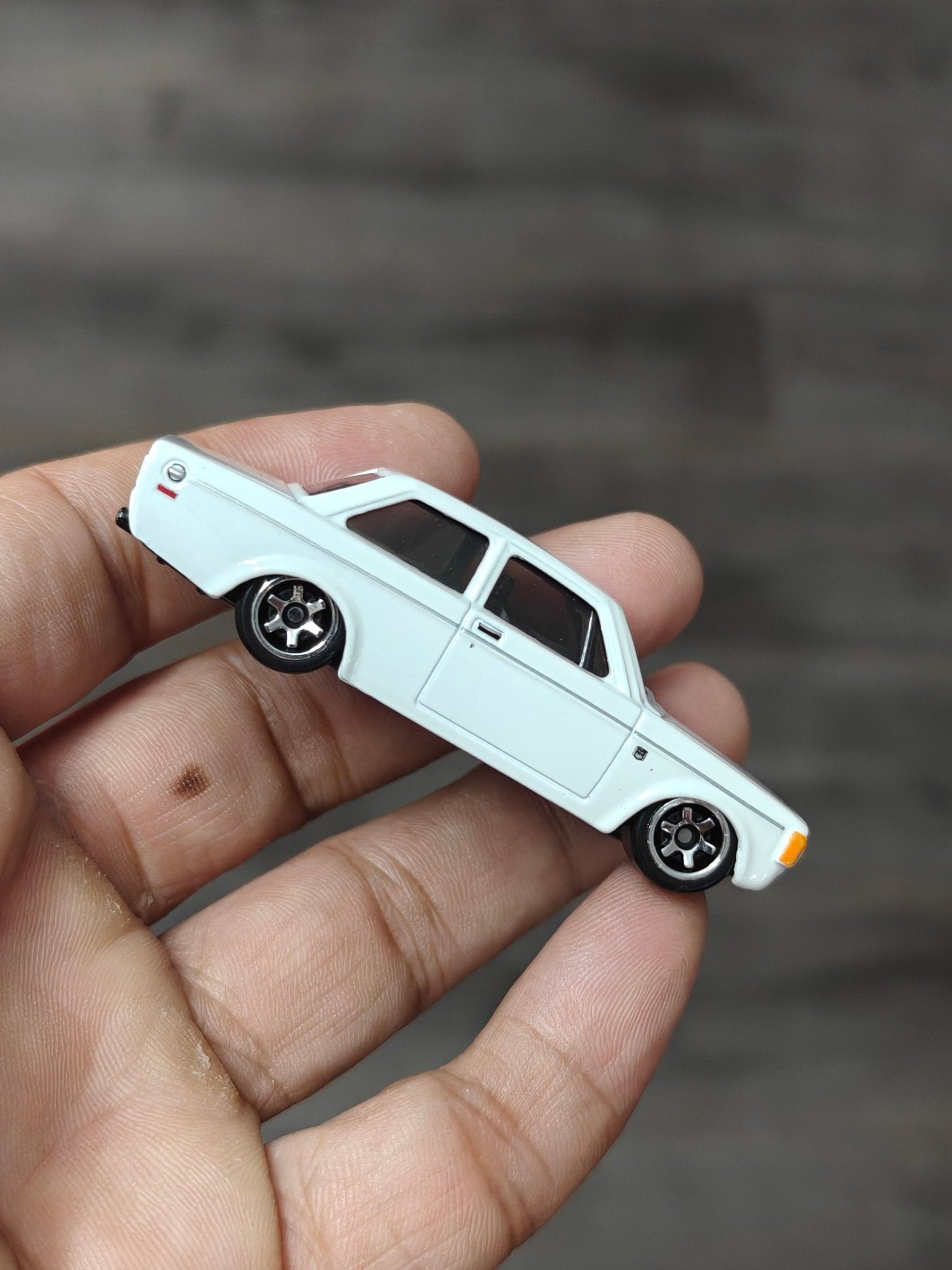 Hot Wheels 1973 Volvo 142 GL - White (Uncarded - New) - Kinder Logs