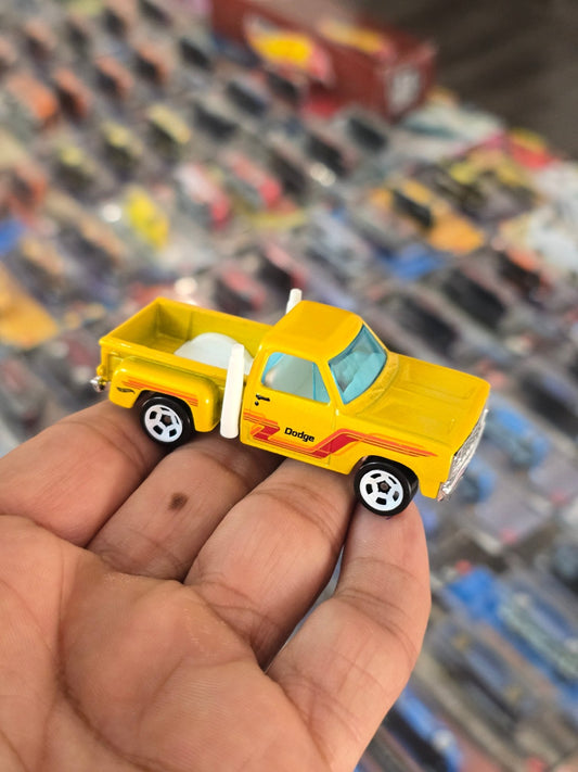 Hot Wheels 1978 Dodge Li'l Red Express Mopar - Yellow (Uncarded) - Kinder Logs