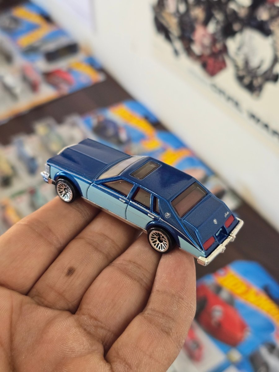 Hot Wheels 1982 Cadillac Seville (Uncarded) - Kinder Logs