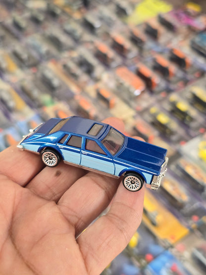 Hot Wheels 1982 Cadillac Seville (Uncarded) - Kinder Logs