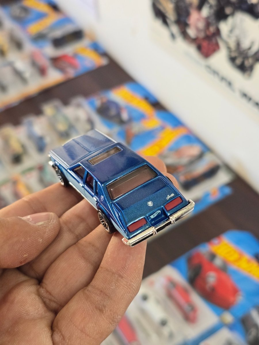 Hot Wheels 1982 Cadillac Seville (Uncarded) - Kinder Logs