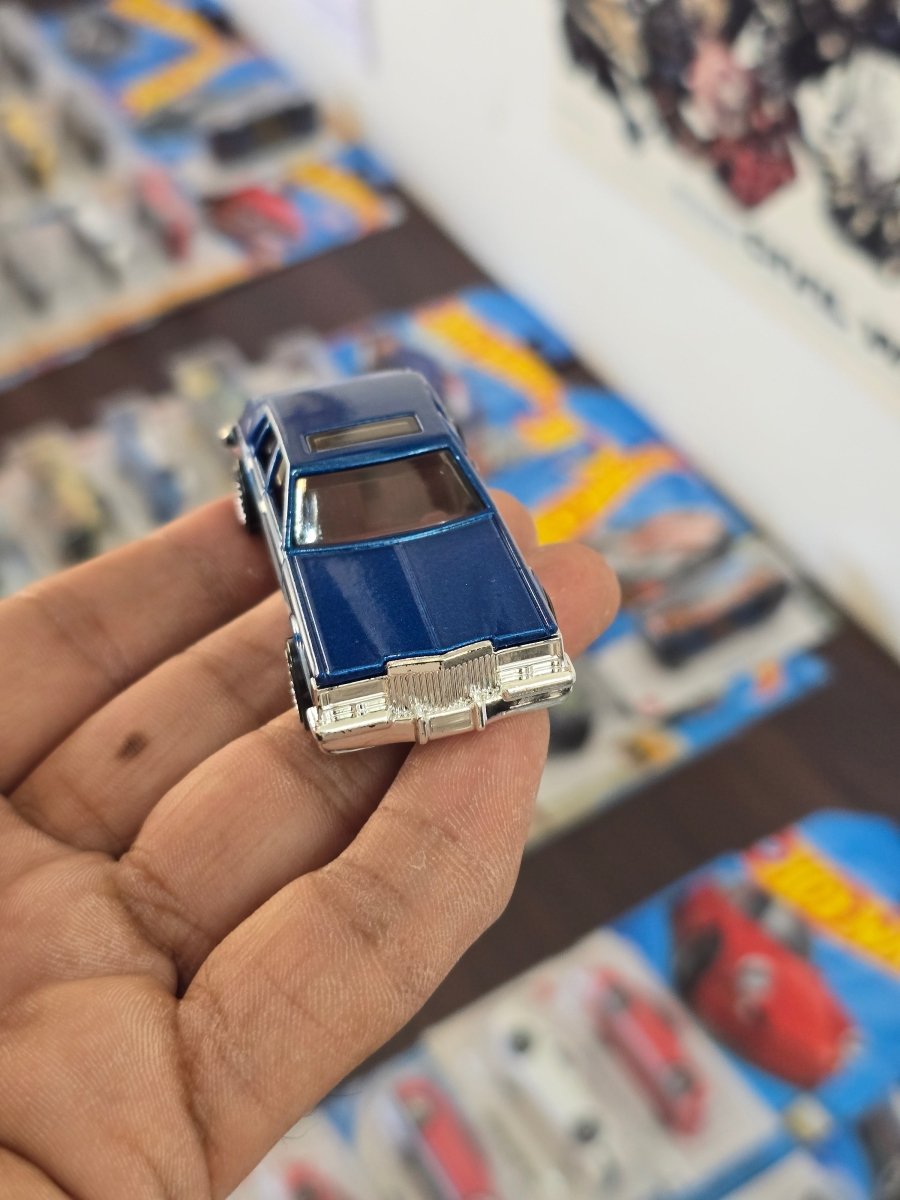 Hot Wheels 1982 Cadillac Seville (Uncarded) - Kinder Logs
