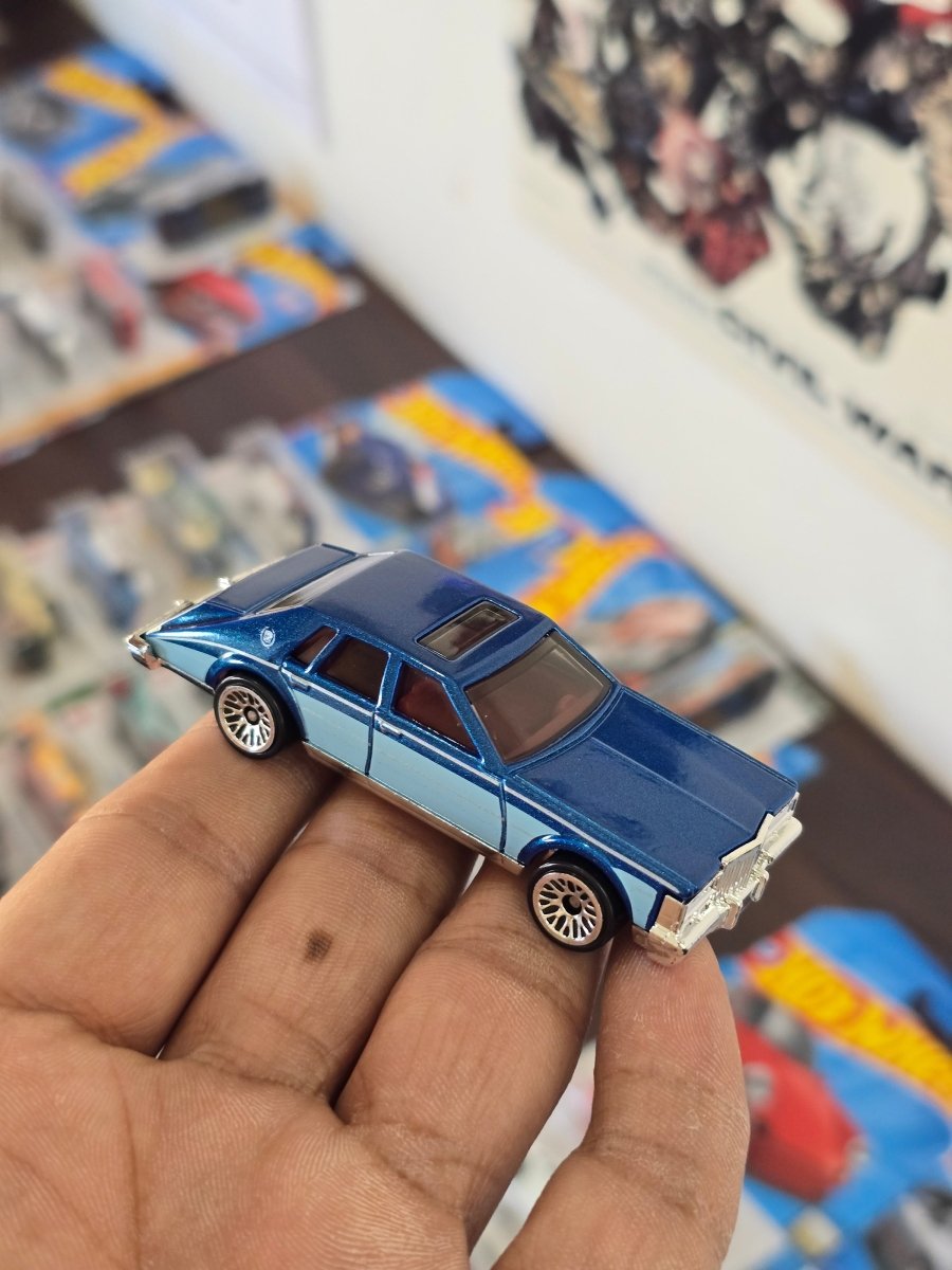 Hot Wheels 1982 Cadillac Seville (Uncarded) - Kinder Logs