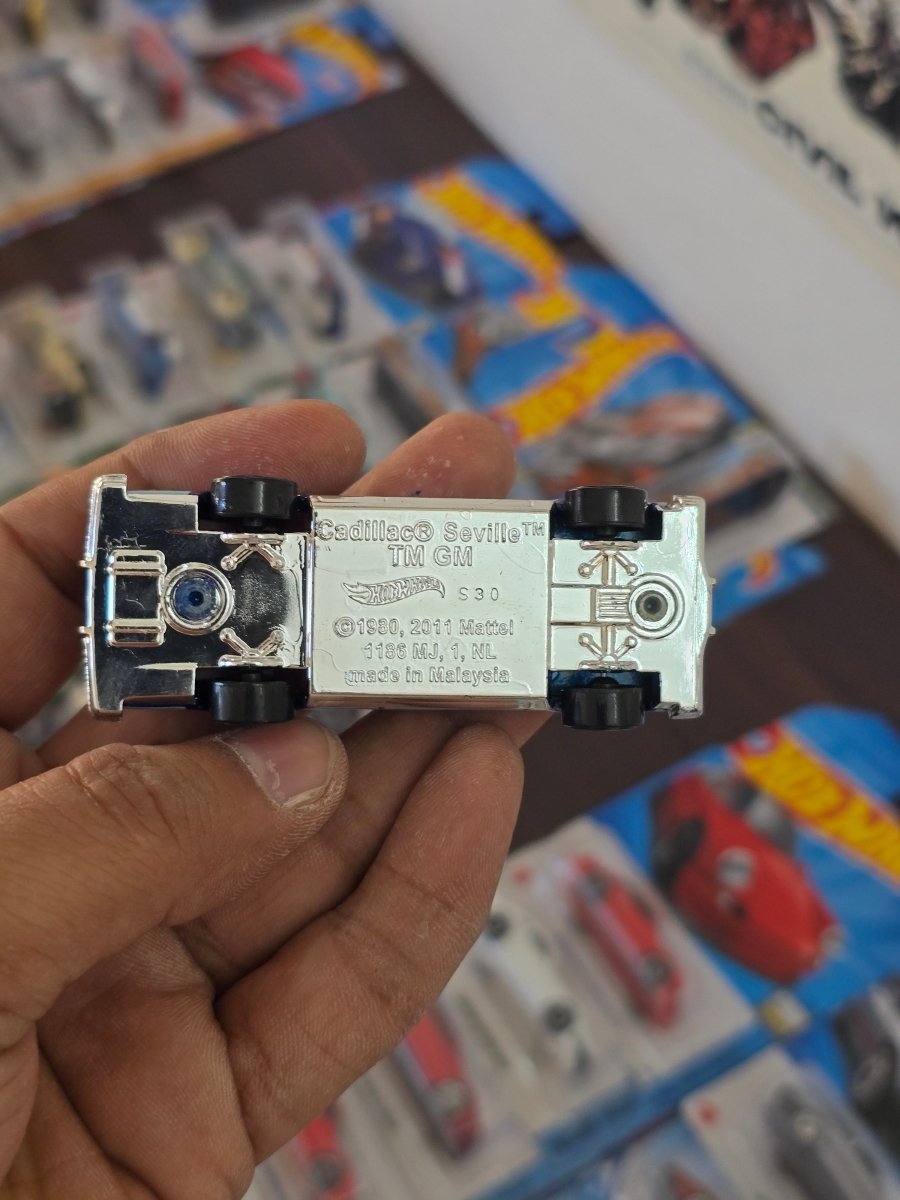 Hot Wheels 1982 Cadillac Seville (Uncarded) - Kinder Logs