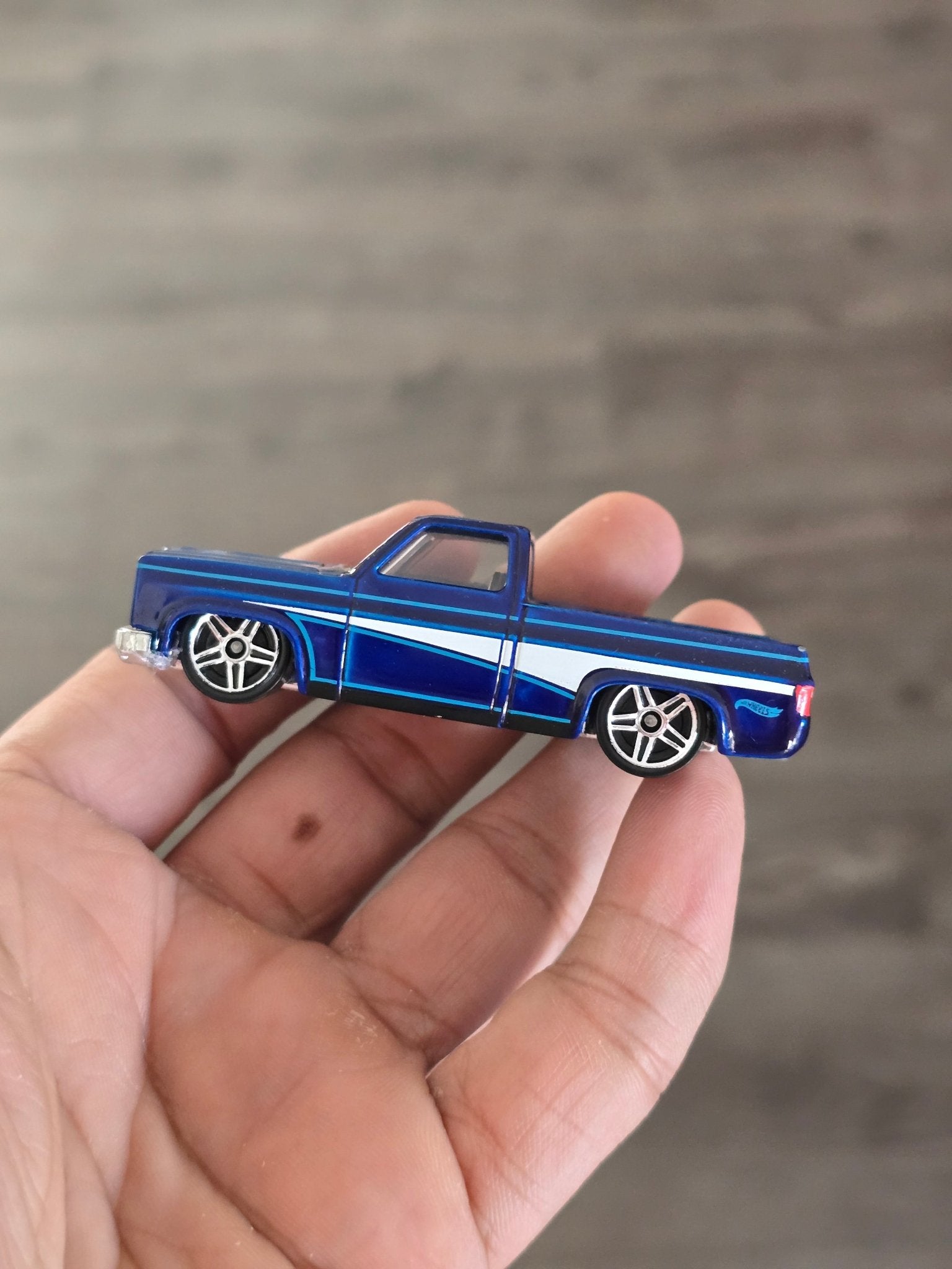 Hot Wheels 1983 Chevrolet Silverado (Uncarded - New) - Kinder Logs