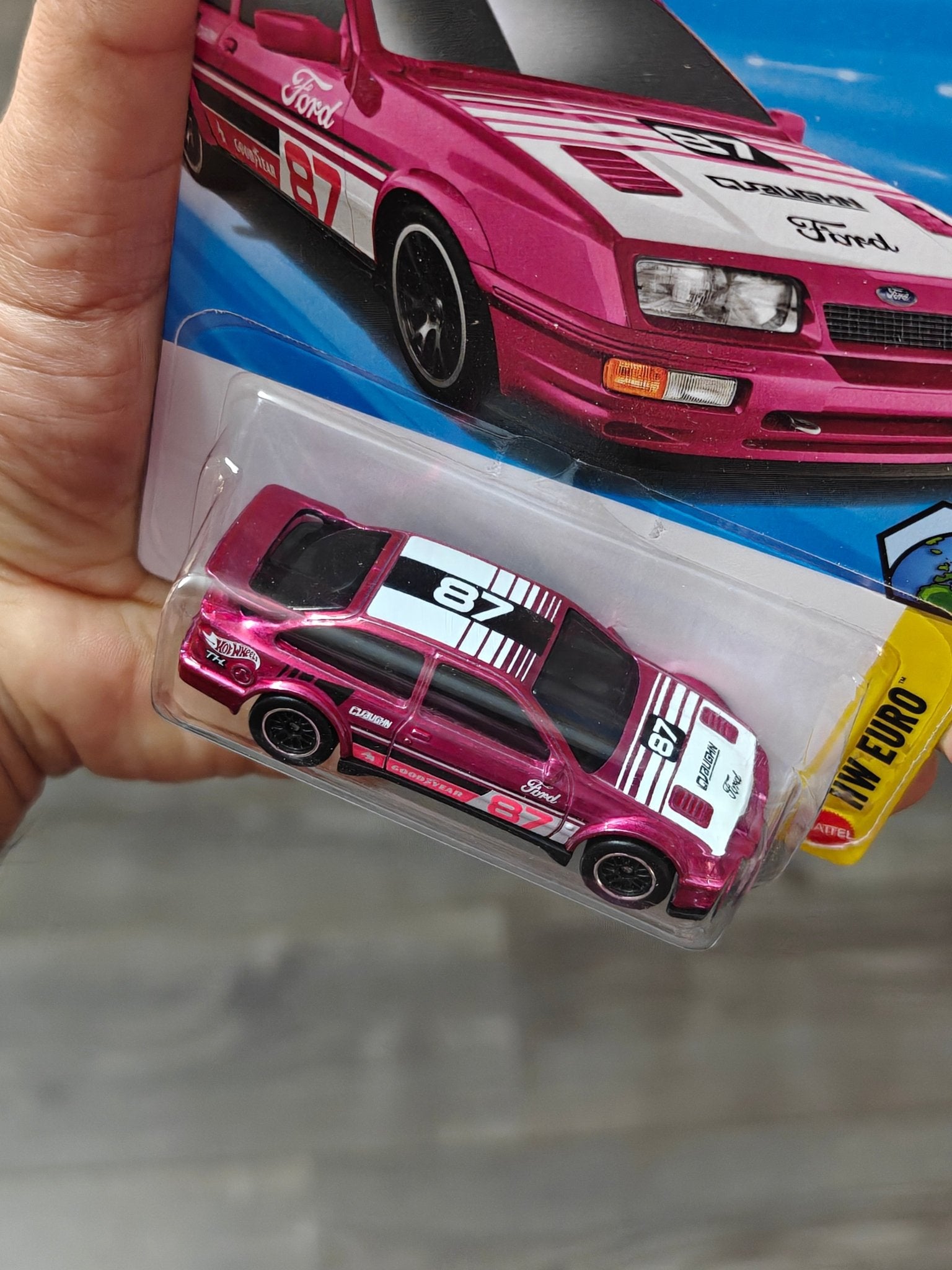 Hot Wheels 1987 Ford Sierra Cosworth Super Treasure Hunt (STH) - Kinder Logs