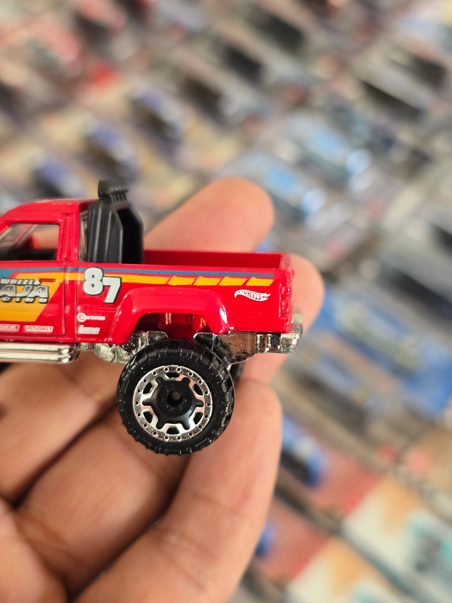 Hot Wheels 1987 Toyota Pickup Truck (Uncarded) - Kinder Logs