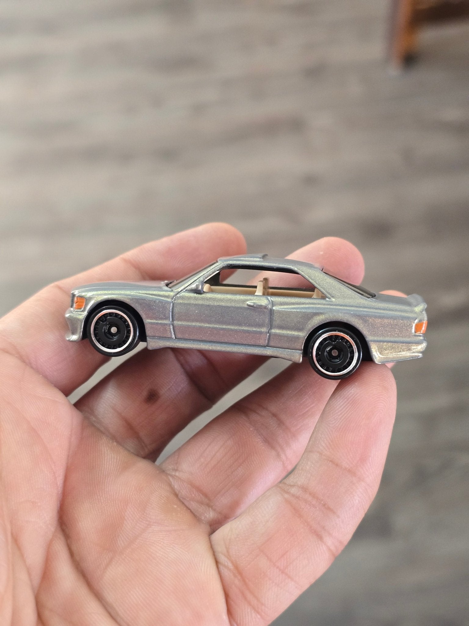 Hot Wheels 1989 Mercedes - Benz 560 SEC AMG - Glitter Gold (Uncarded - New) - Kinder Logs