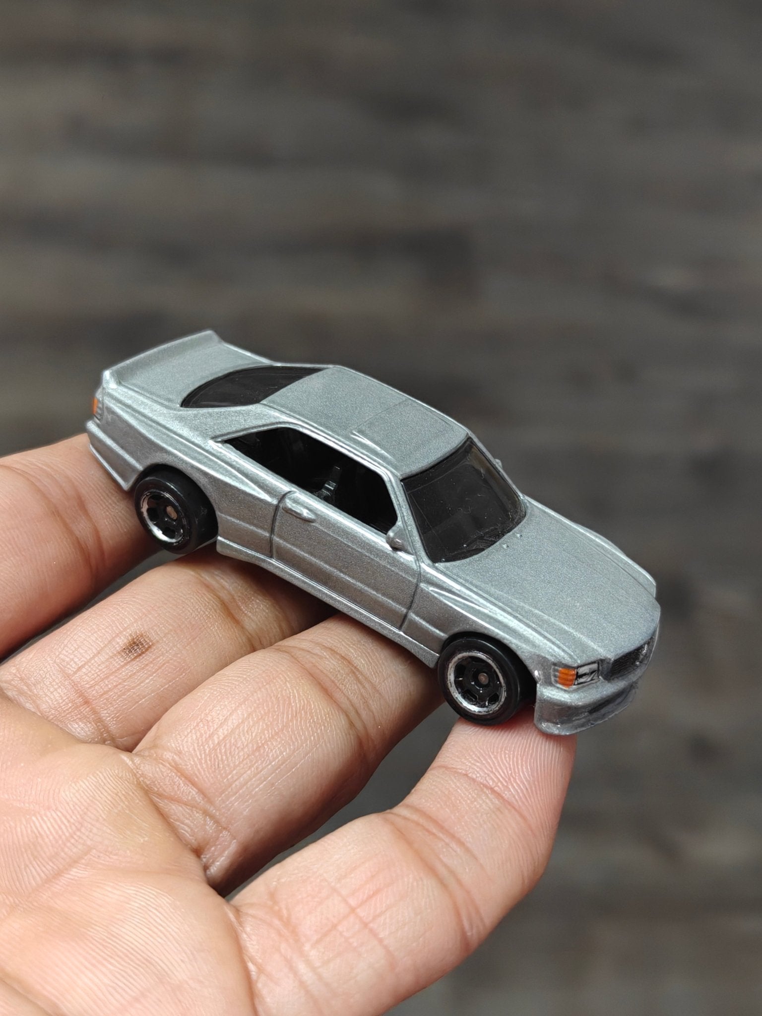 Hot Wheels 1989 Mercedes - Benz 560 SEC AMG - Silver (Uncarded) - Kinder Logs