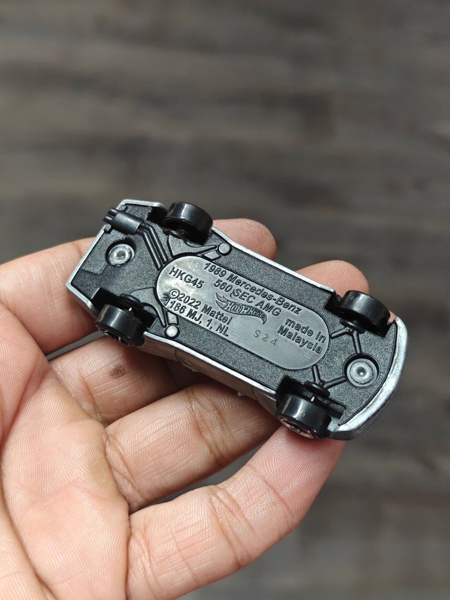 Hot Wheels 1989 Mercedes - Benz 560 SEC AMG - Silver (Uncarded) - Kinder Logs