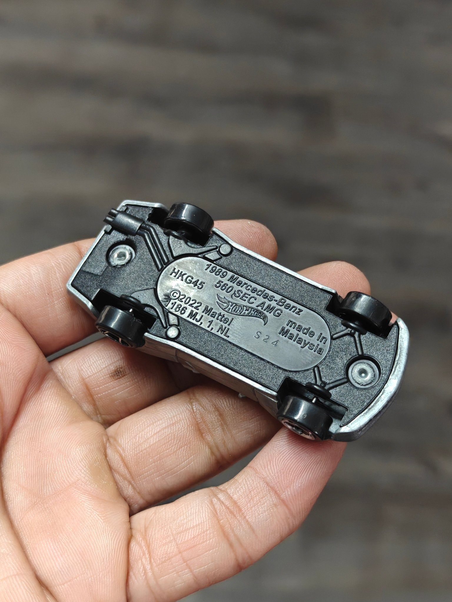 Hot Wheels 1989 Mercedes - Benz 560 SEC AMG - Silver (Uncarded) - Kinder Logs