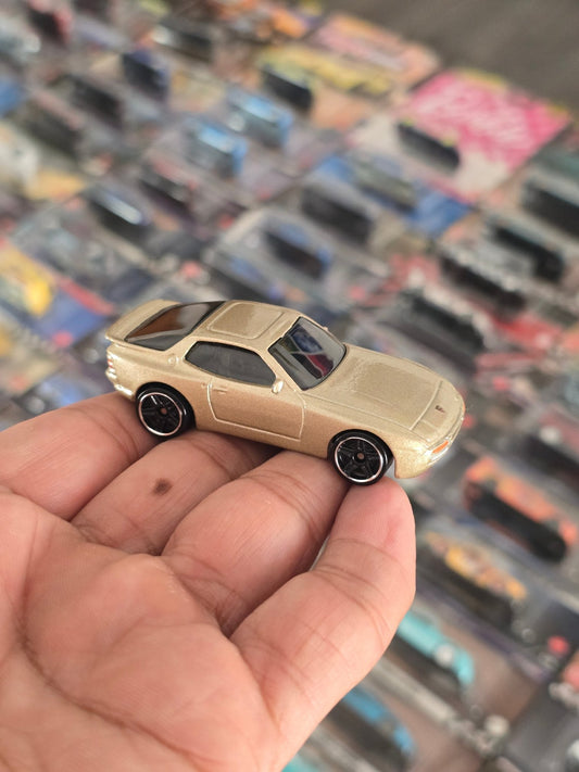 Hot Wheels 1989 Porsche 944 Turbo - Gold (2020 Card) - Kinder Logs