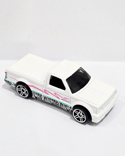 Hot Wheels 1991 GMC Syclone - White (Uncarded) - Kinder Logs