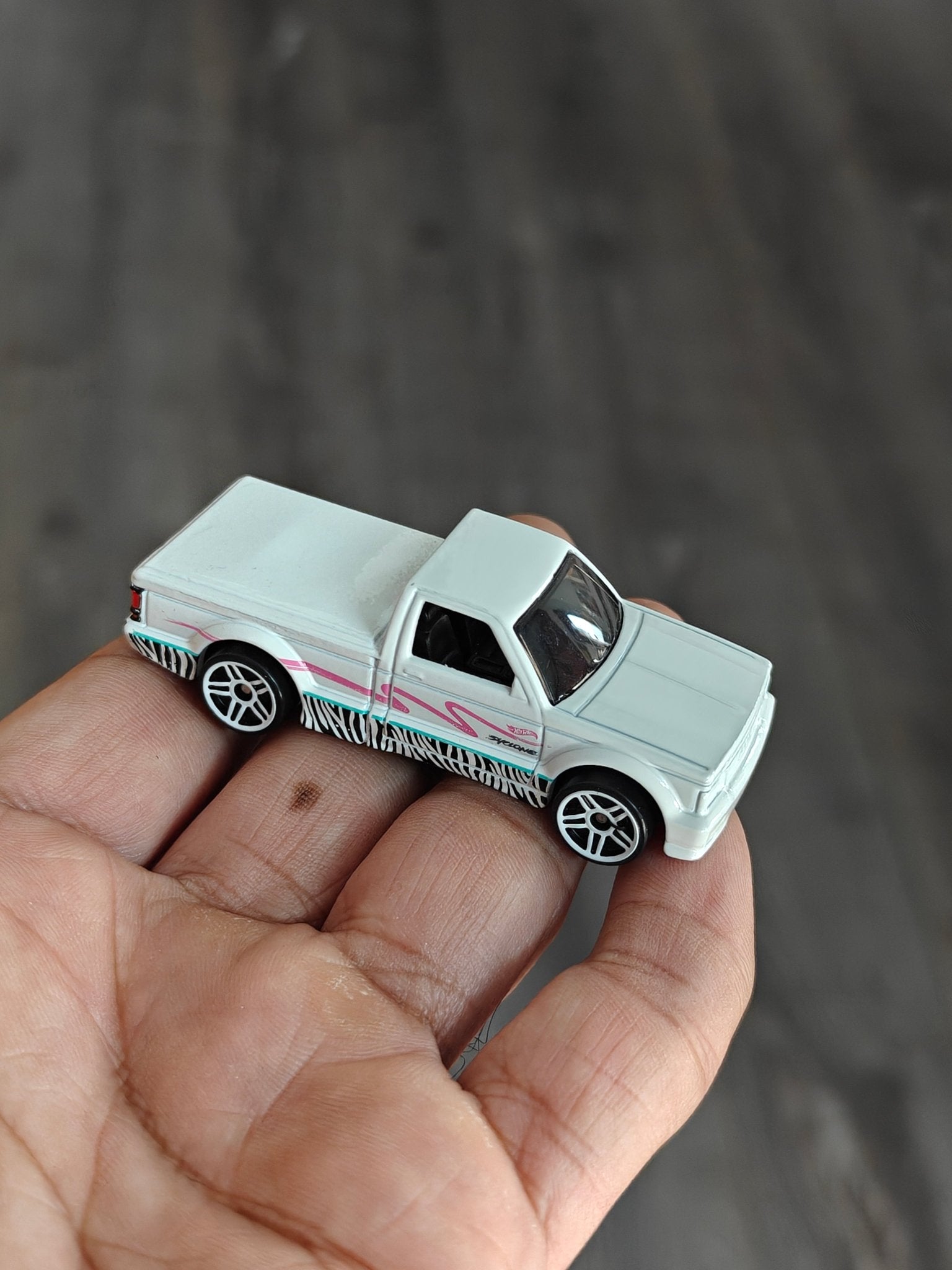 Hot Wheels 1991 GMC Syclone - White (Uncarded - New) - Kinder Logs
