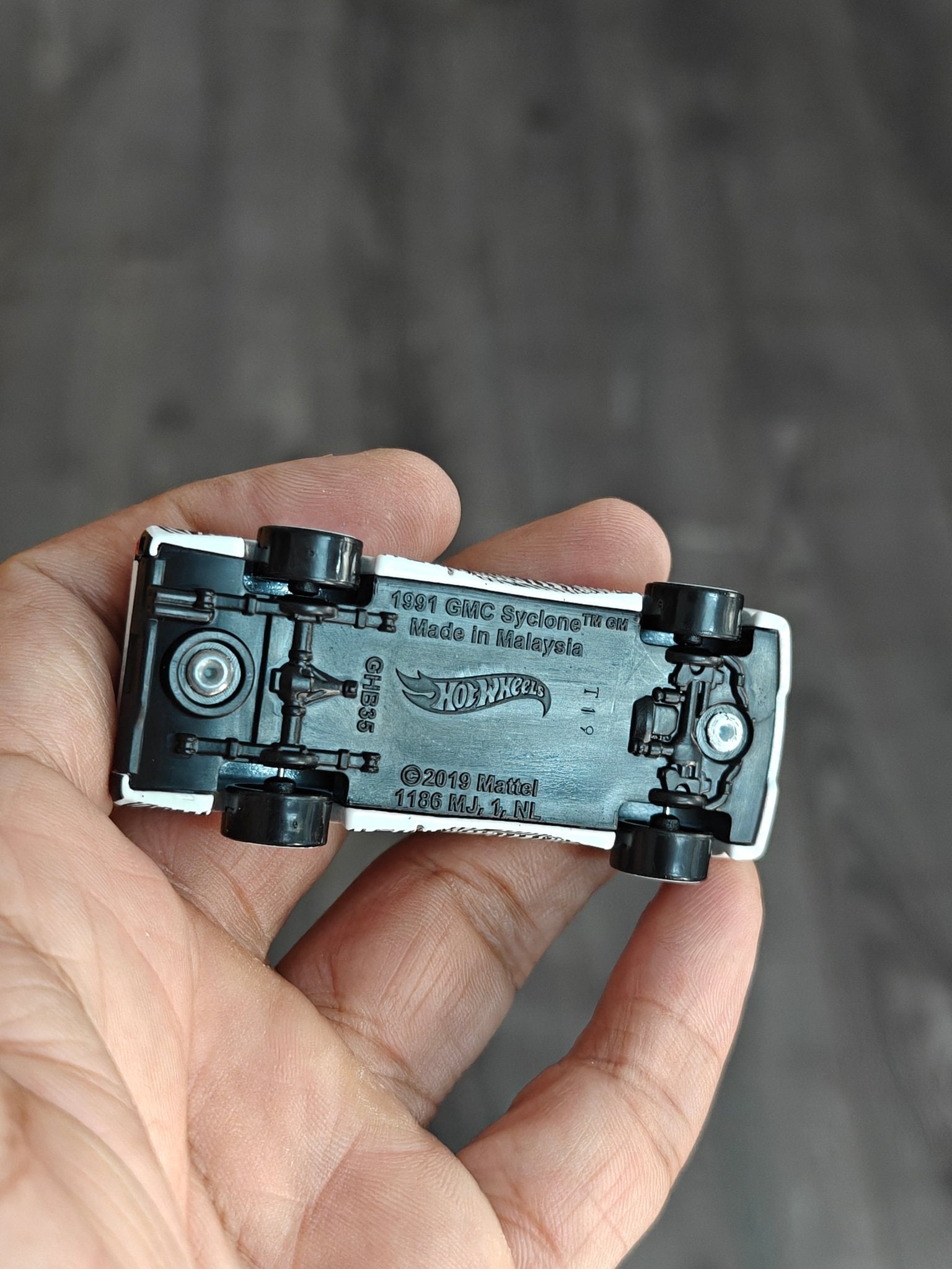 Hot Wheels 1991 GMC Syclone - White (Uncarded - New) - Kinder Logs