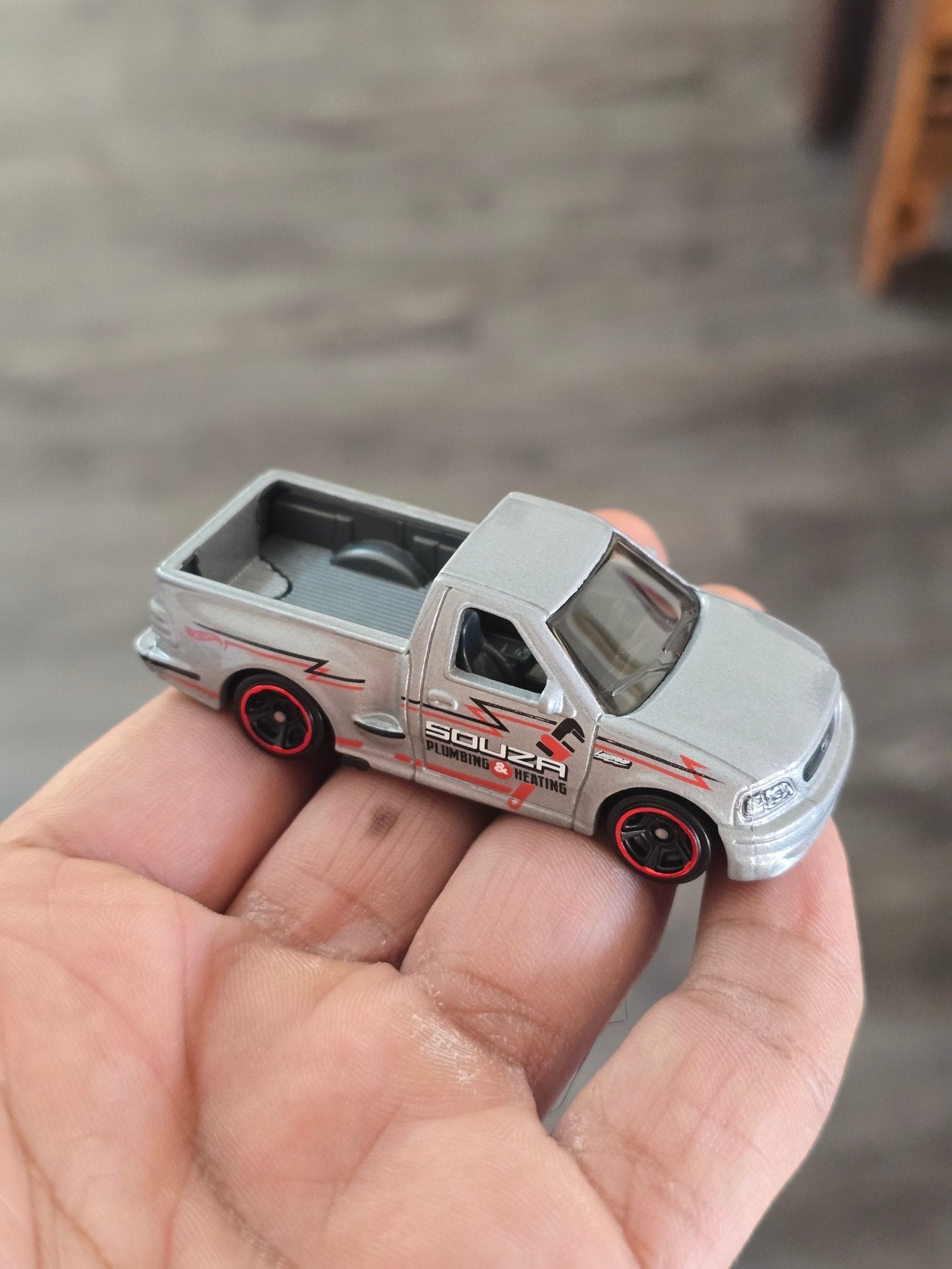 Hot Wheels 1999 Ford F - 150 SVT Lightning - Silver (Uncarded - New) - Kinder Logs