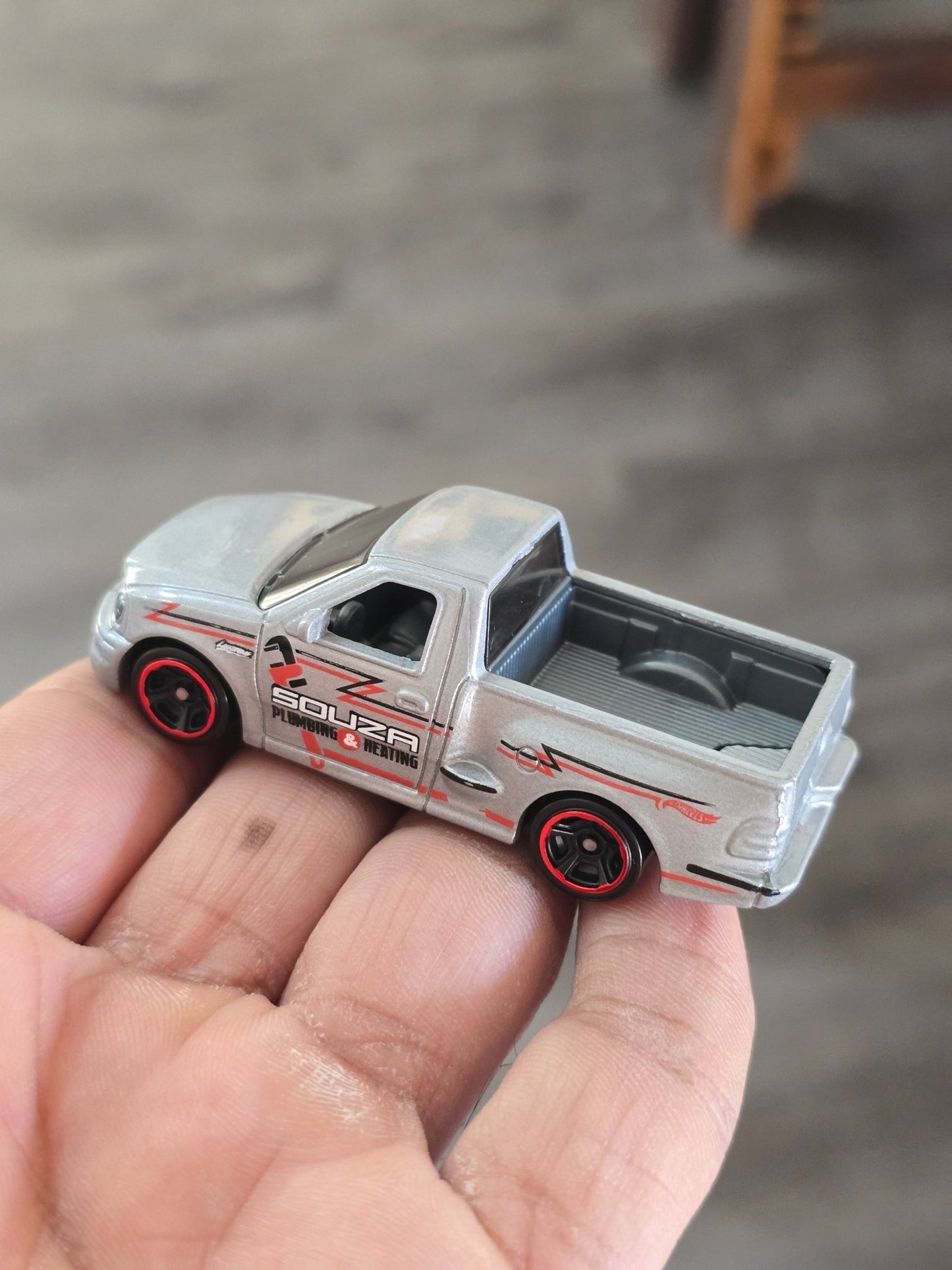 Hot Wheels 1999 Ford F - 150 SVT Lightning - Silver (Uncarded - New) - Kinder Logs