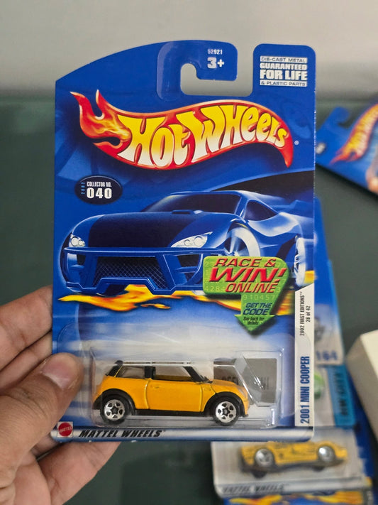 Hot Wheels 2001 Mini Cooper - Collector No. 040 - Kinder Logs