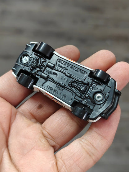 Hot Wheels 2010 Chevrolet Camaro SS - White (Uncarded - New) - Kinder Logs