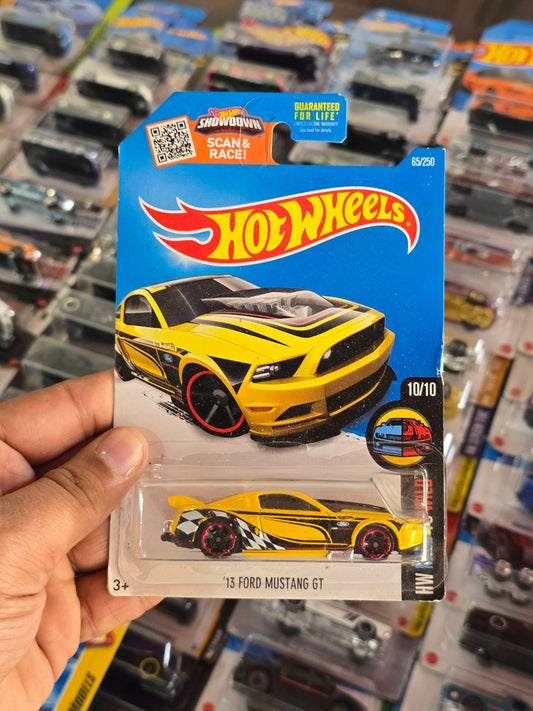 Hot Wheels 2013 Ford Mustang GT - HW Mild to Wild - Kinder Logs