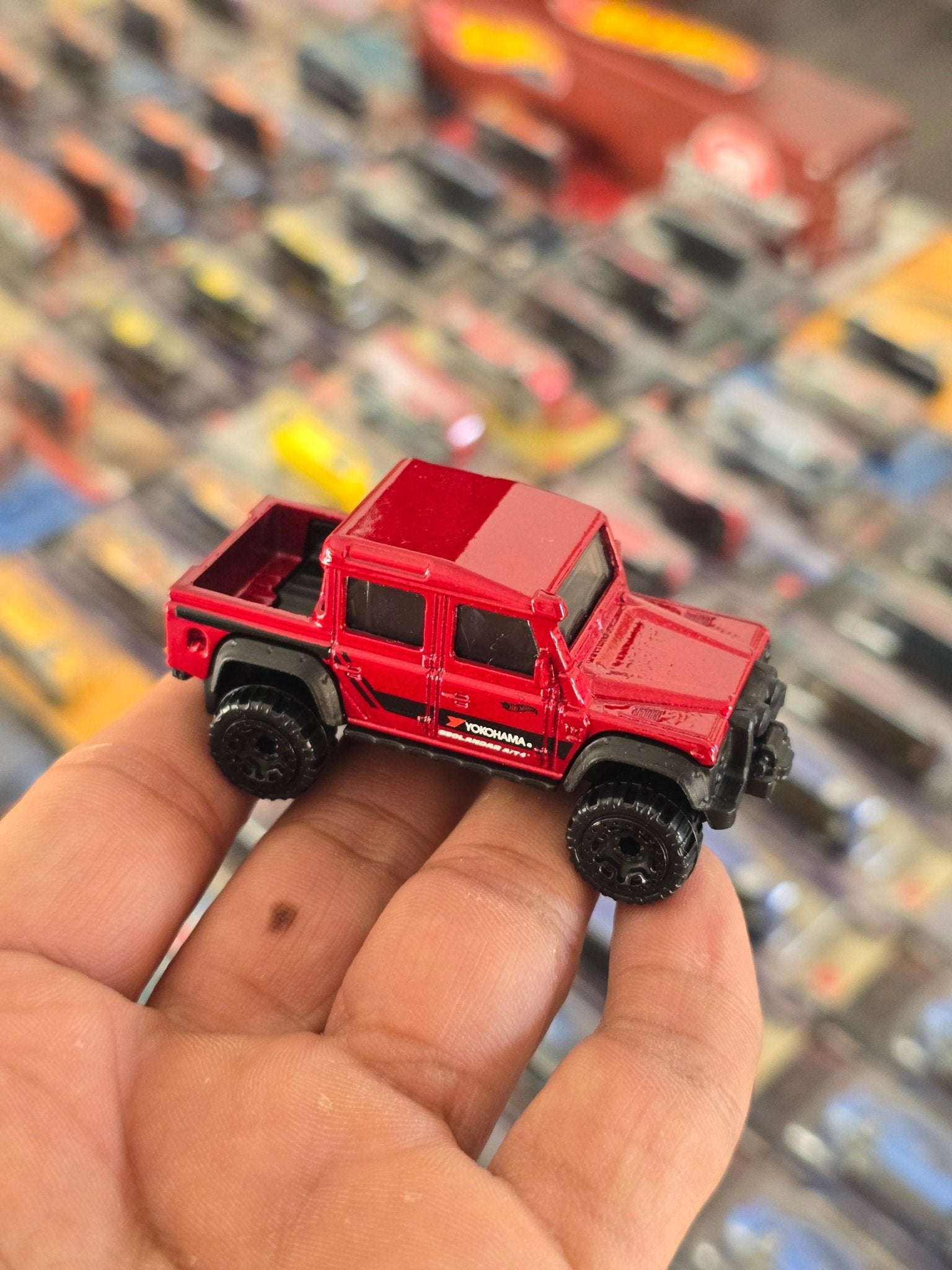 Hot Wheels 2015 Land Rover Defender Double Cab - Red (Uncarded) - Kinder Logs