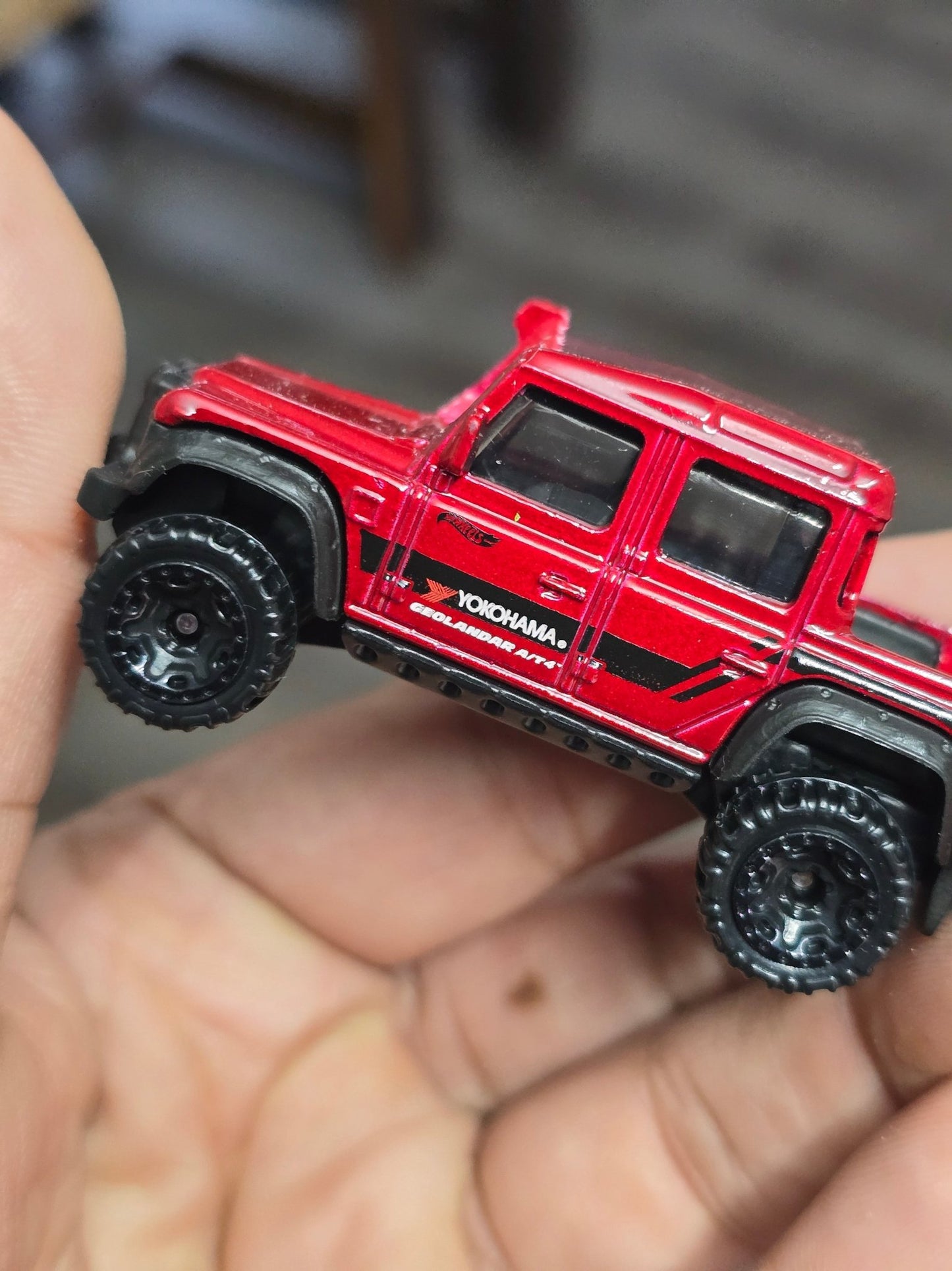 Hot Wheels 2015 Land Rover Defender Double Cab - Red (Uncarded - New) - Kinder Logs