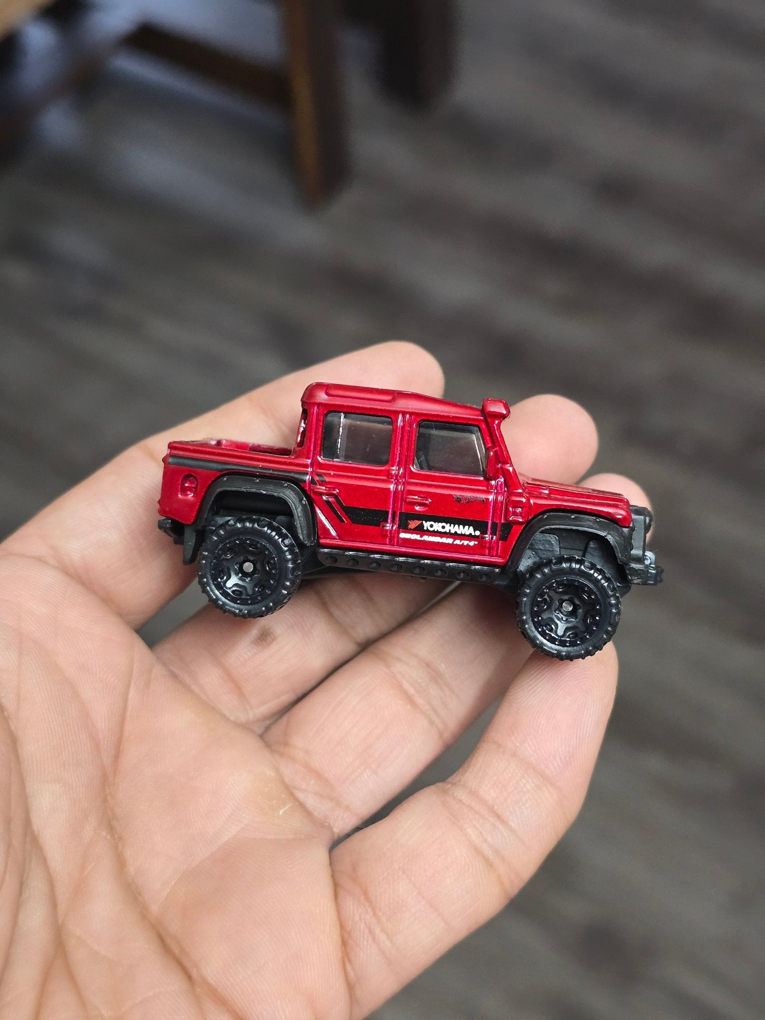 Hot Wheels 2015 Land Rover Defender Double Cab - Red (Uncarded - New) - Kinder Logs