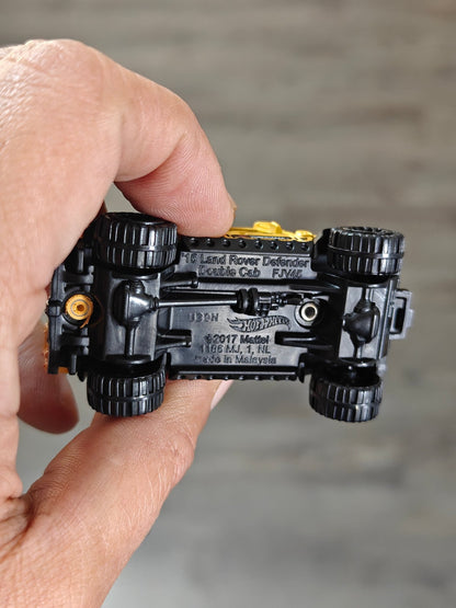 Hot Wheels 2015 Land Rover Defender Double Cab - Yellow (Uncarded - New) - Kinder Logs