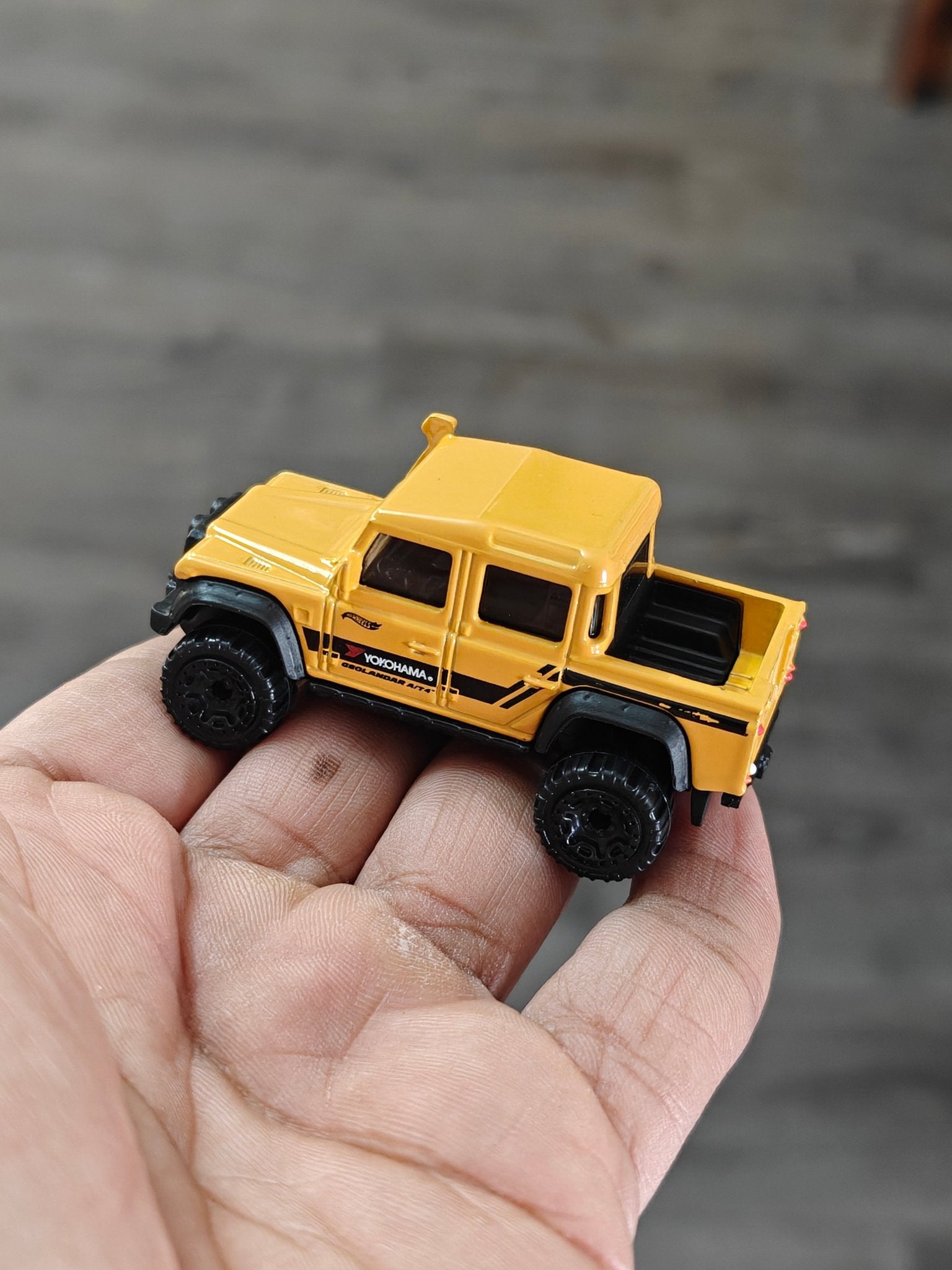 Hot Wheels 2015 Land Rover Defender Double Cab - Yellow (Uncarded - New) - Kinder Logs