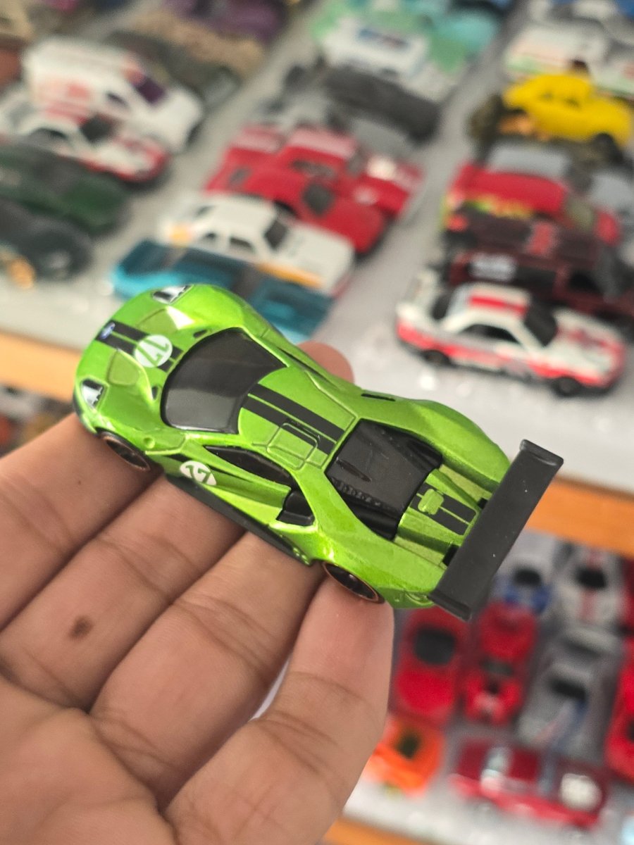 Hot Wheels 2016 Ford GT Race - Green (Uncarded) - Kinder Logs