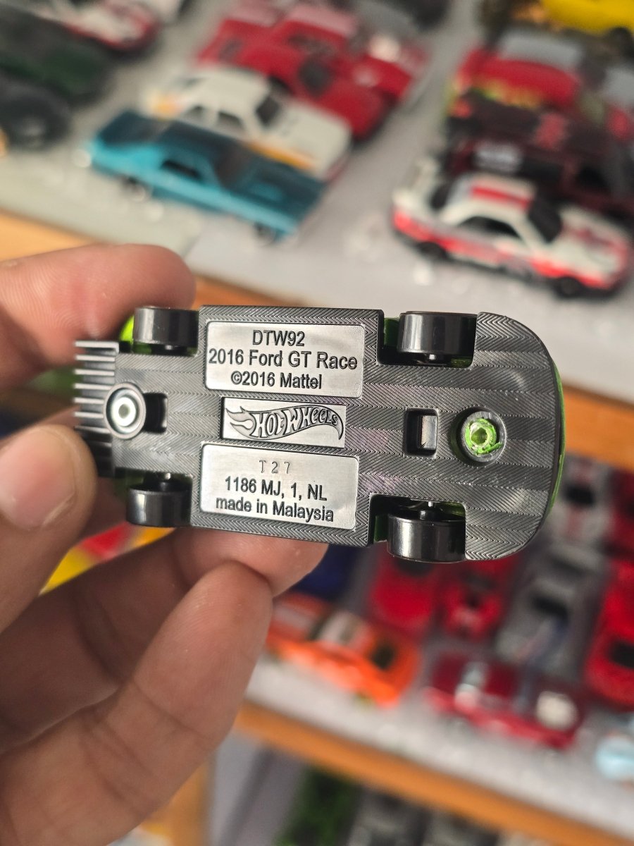 Hot Wheels 2016 Ford GT Race - Green (Uncarded) - Kinder Logs