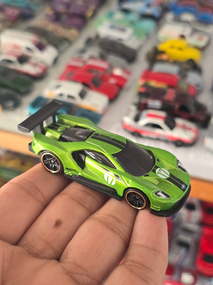 Hot Wheels 2016 Ford GT Race - Green (Uncarded) - Kinder Logs