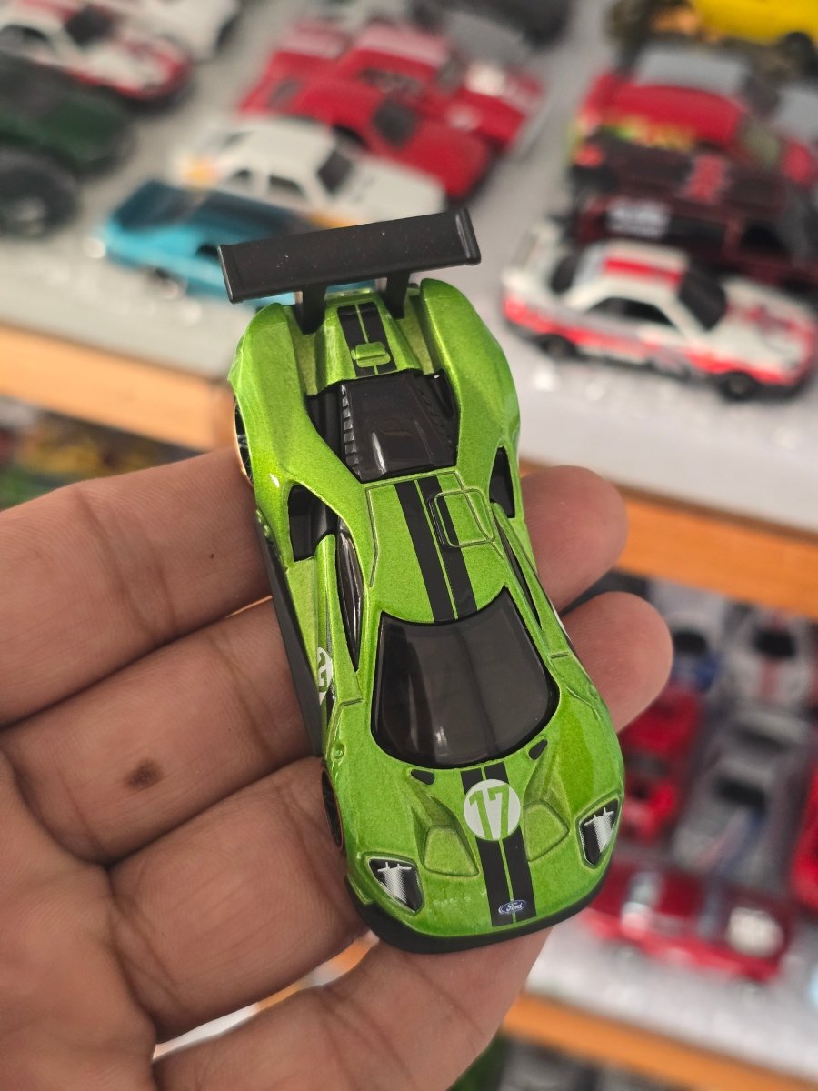 Hot Wheels 2016 Ford GT Race - Green (Uncarded) - Kinder Logs