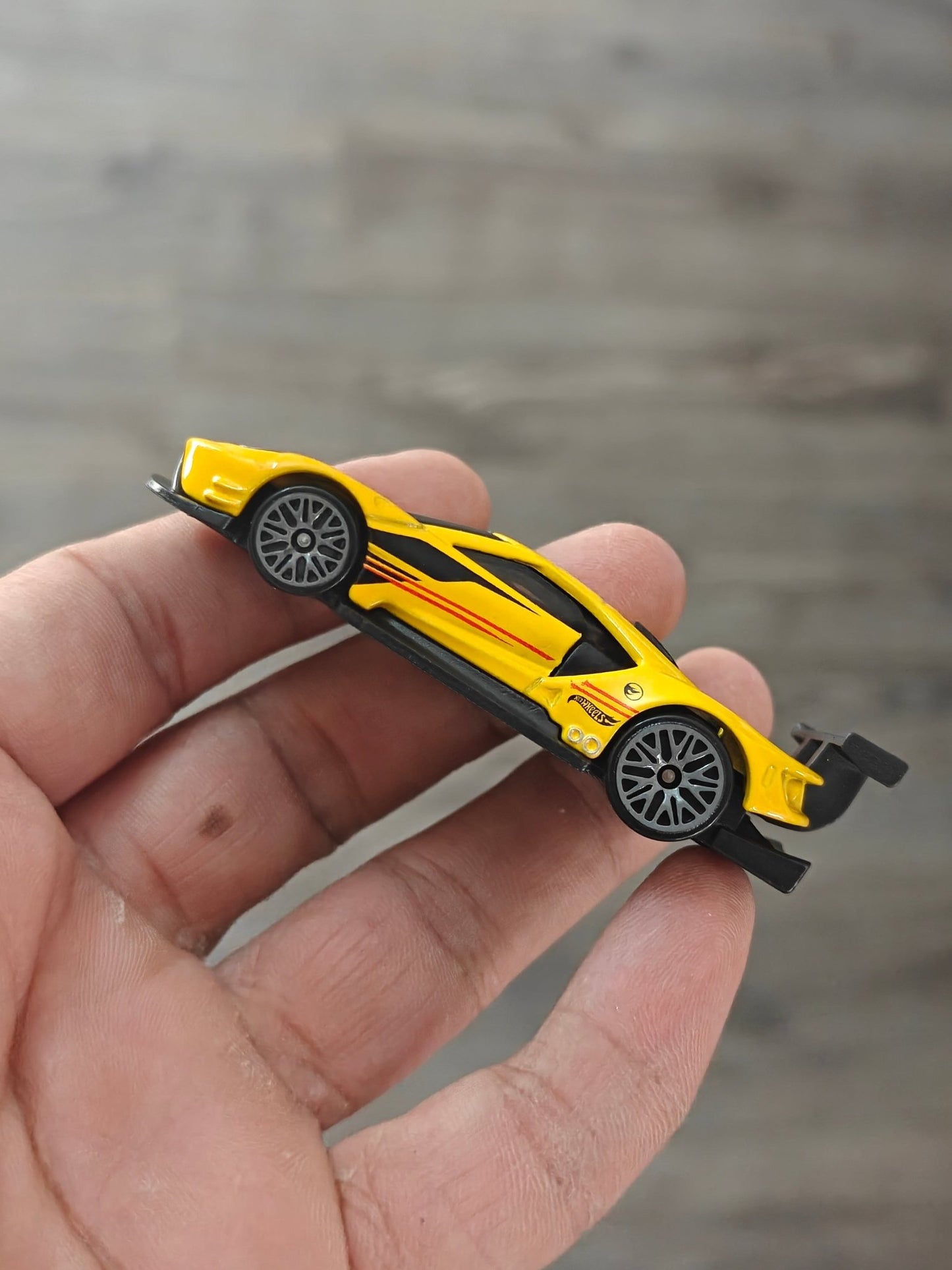 Hot Wheels 2016 Ford GT Race - Yellow (Uncarded - New) - Kinder Logs