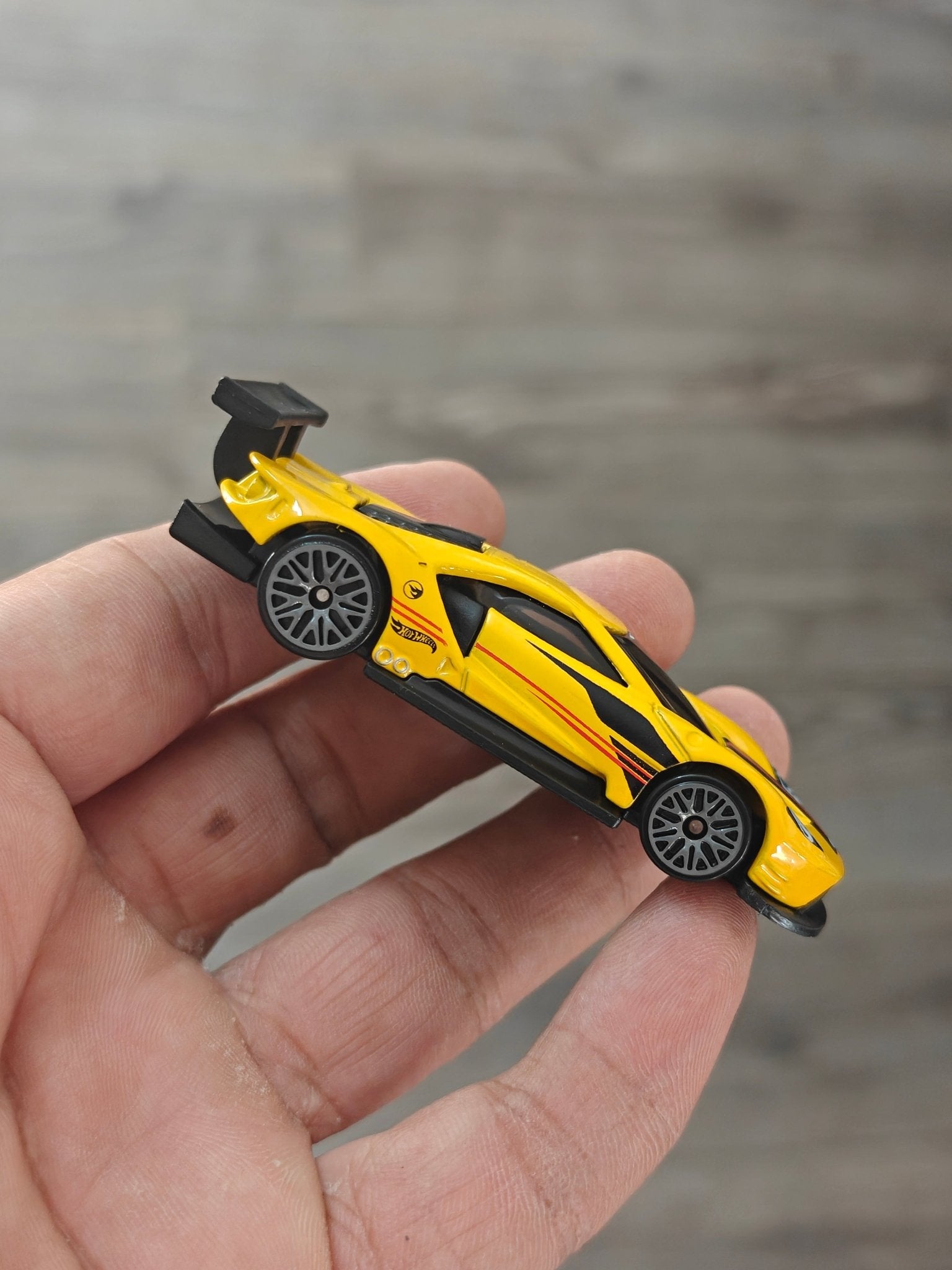 Hot Wheels 2016 Ford GT Race - Yellow (Uncarded - New) - Kinder Logs