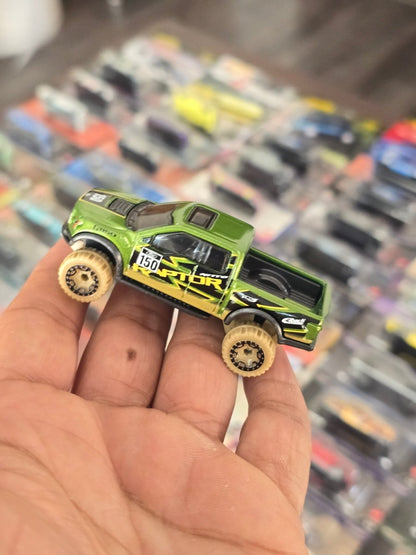Hot Wheels 2017 Ford F150 Raptor (Uncarded) - Kinder Logs