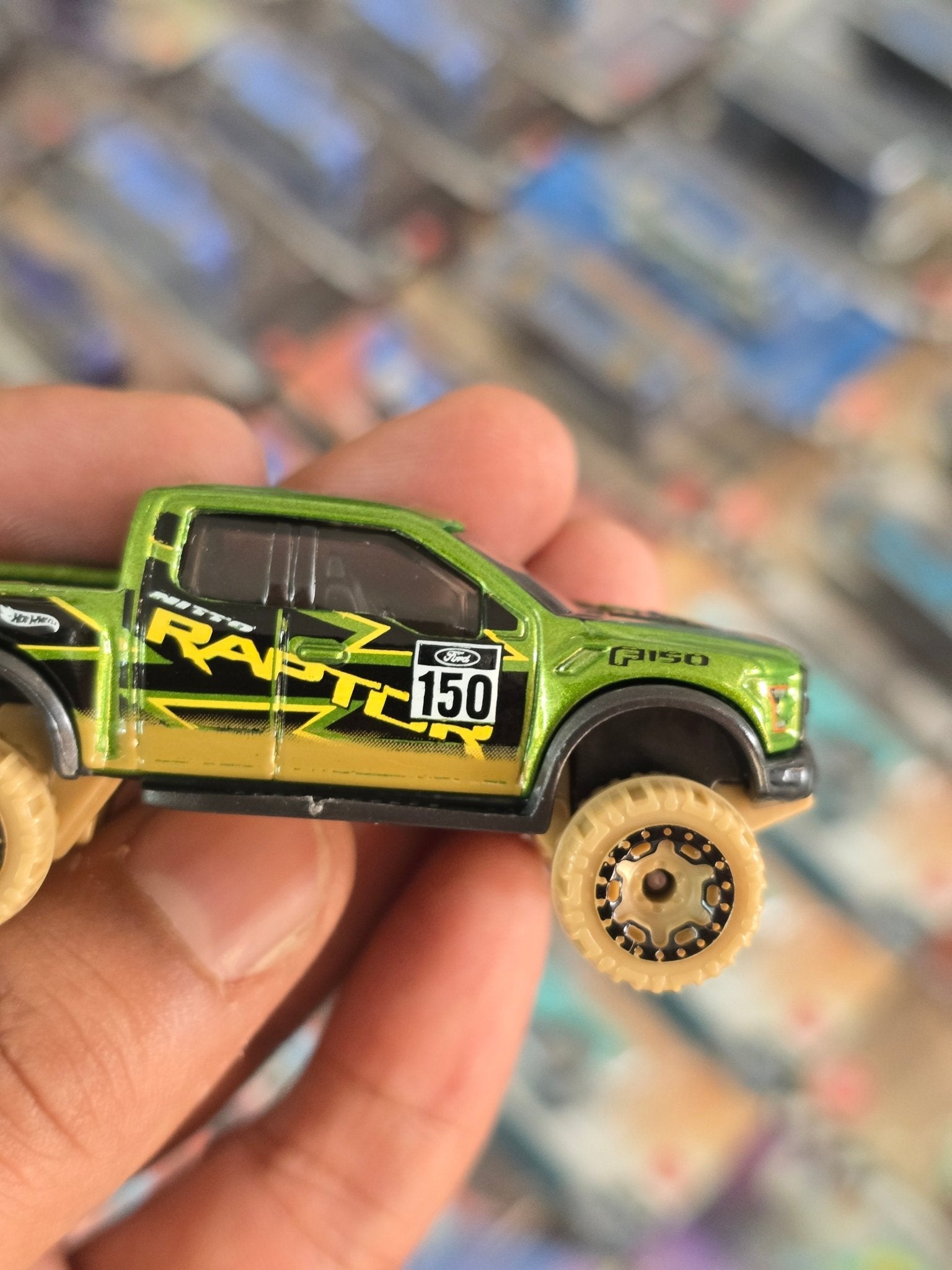 Hot Wheels 2017 Ford F150 Raptor (Uncarded) - Kinder Logs