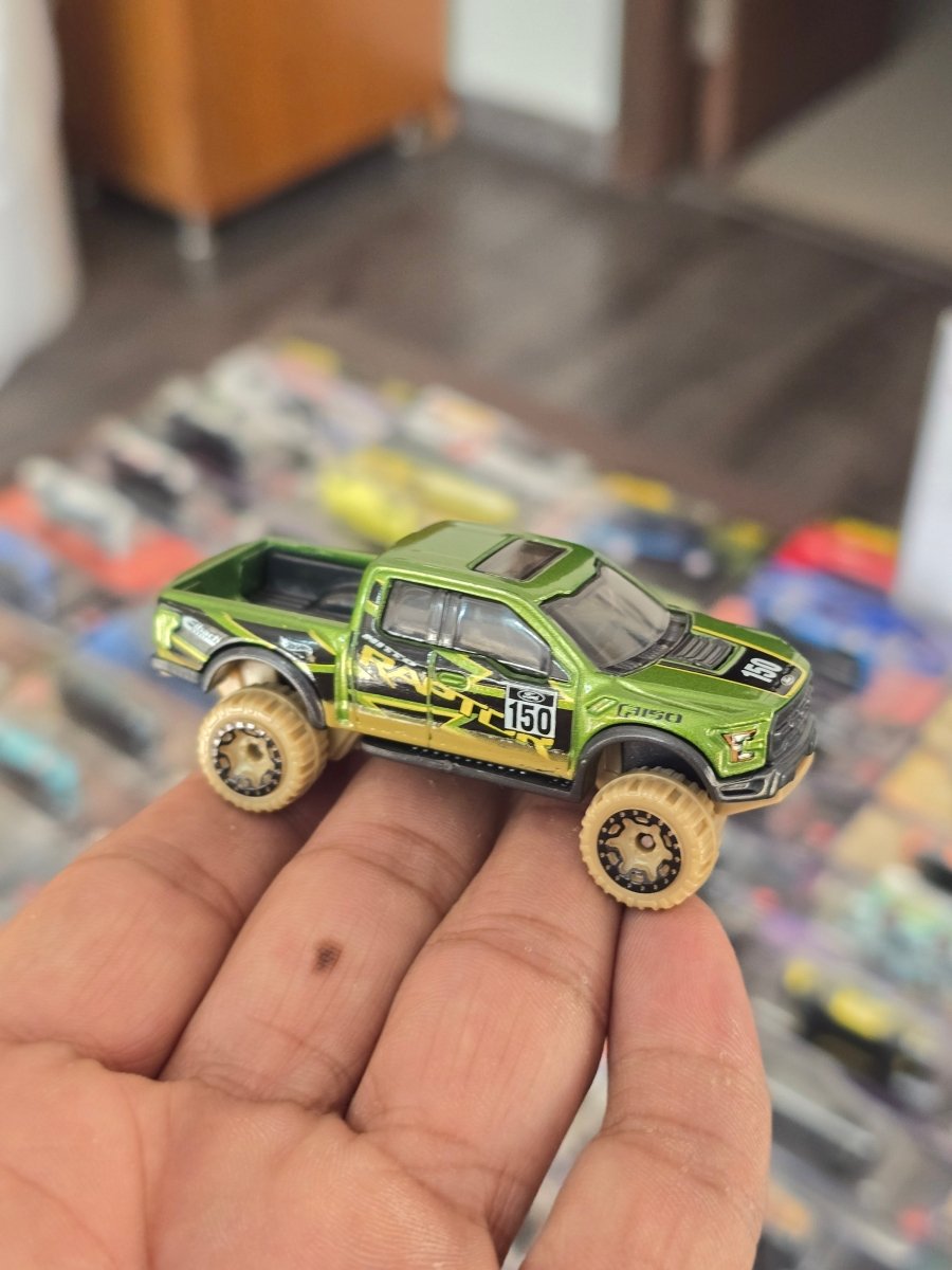 Hot Wheels 2017 Ford F150 Raptor (Uncarded) - Kinder Logs